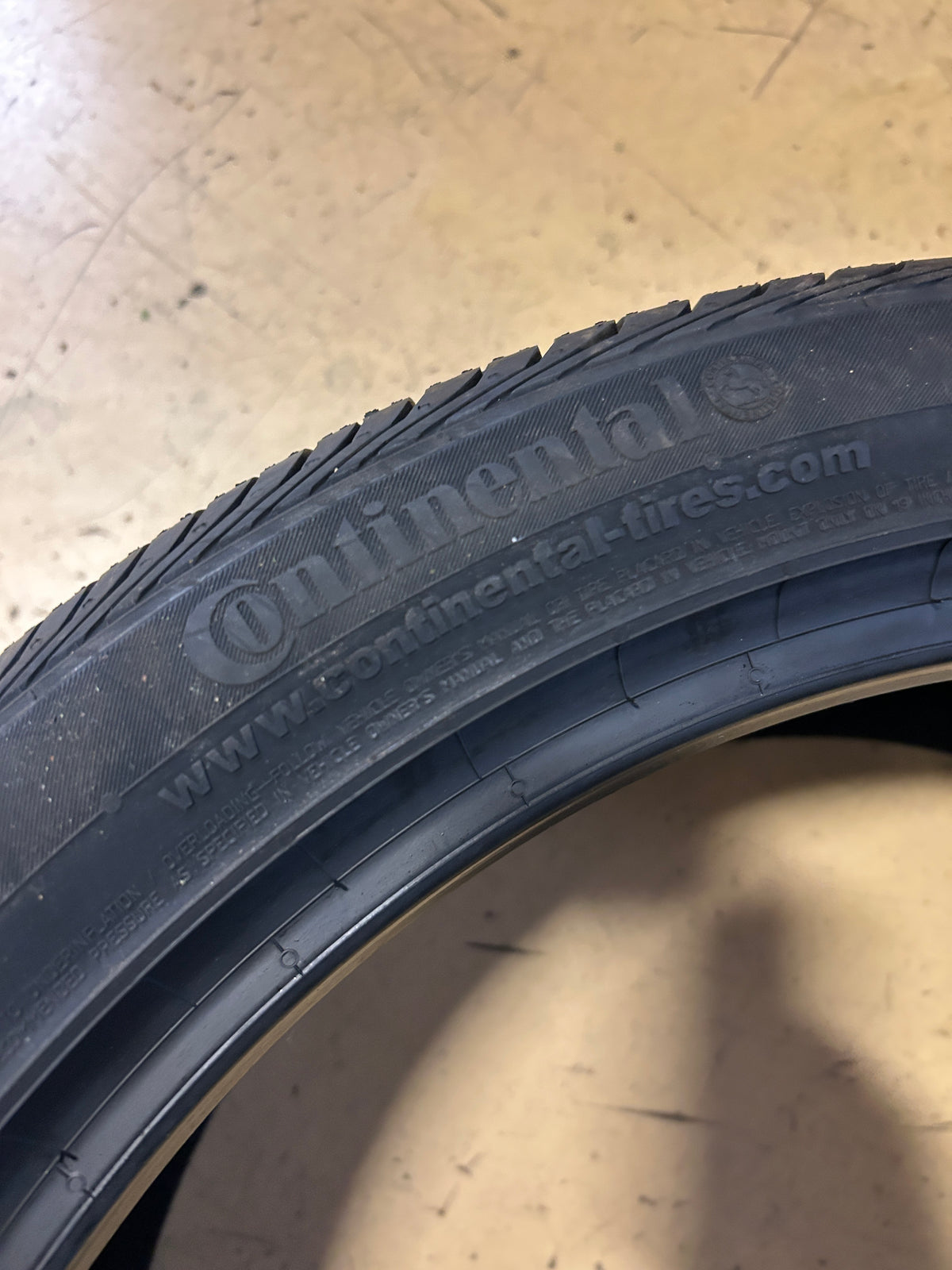 CONTINENTAL CONTIPROCONTACT P 235 40 19 96V XL ALL SEASON TIRE 15490590000