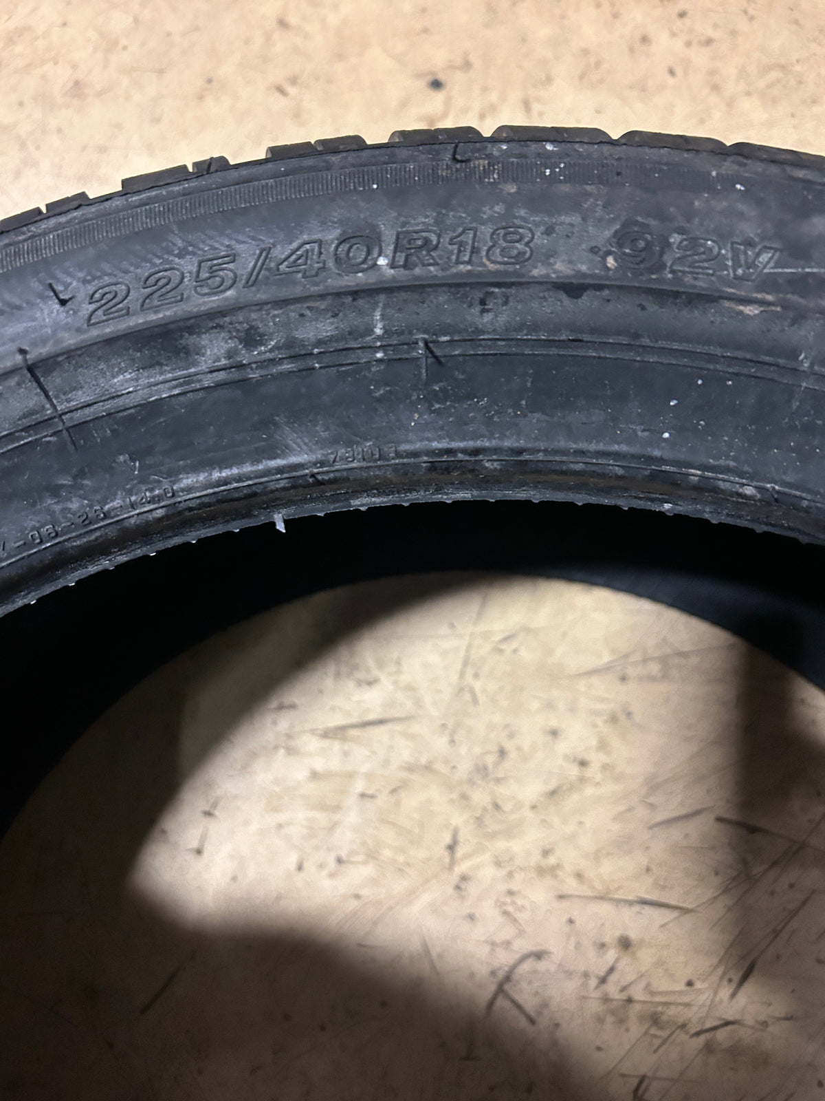2 BRIDGESTONE BLIZZAK LM005 BSW P 225 40 18 92V XL WINTER TIRE 013779