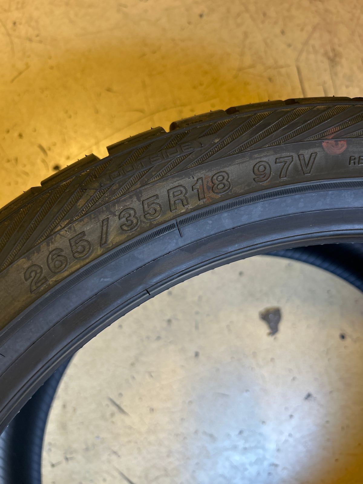 NOS YOKOHAMA W.DRIVE BSW XL 265/35R18 97V WINTER TIRE 110190259