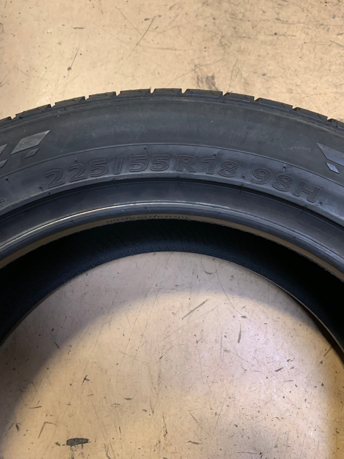 KUMHO CRUGEN PREMIUM KL33 BSW P 225 55 18 98H  ALL SEASON TIRE 2176223