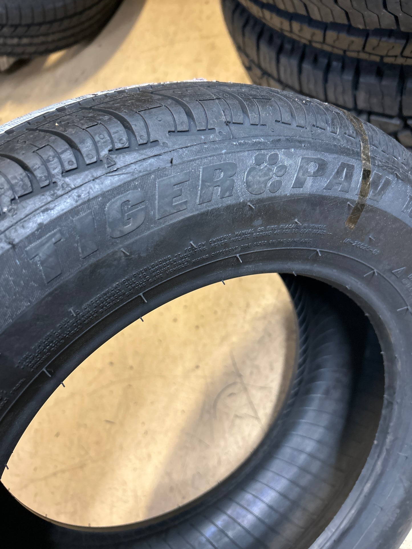 UNIROYAL TIGER PAW TOURING A/S BSW P195 60 14 86H ALL SEASON TIRE 32461