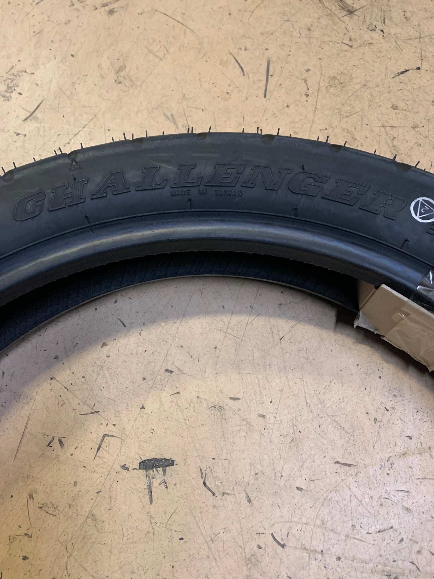 KENDA K657 CHALLENGER BSW  110 90 19 68H FRONT MOTORCYCLE TIRE 046571910C