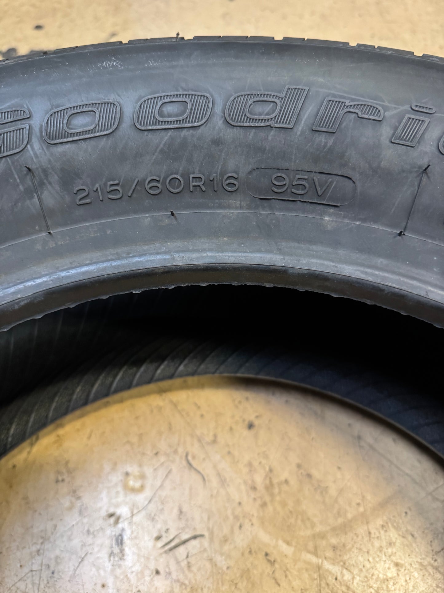 2 NOS BFGOODRICH ADVANTAGE T/A BSW P 215 60 16 95V ALL SEASON TIRE 39484