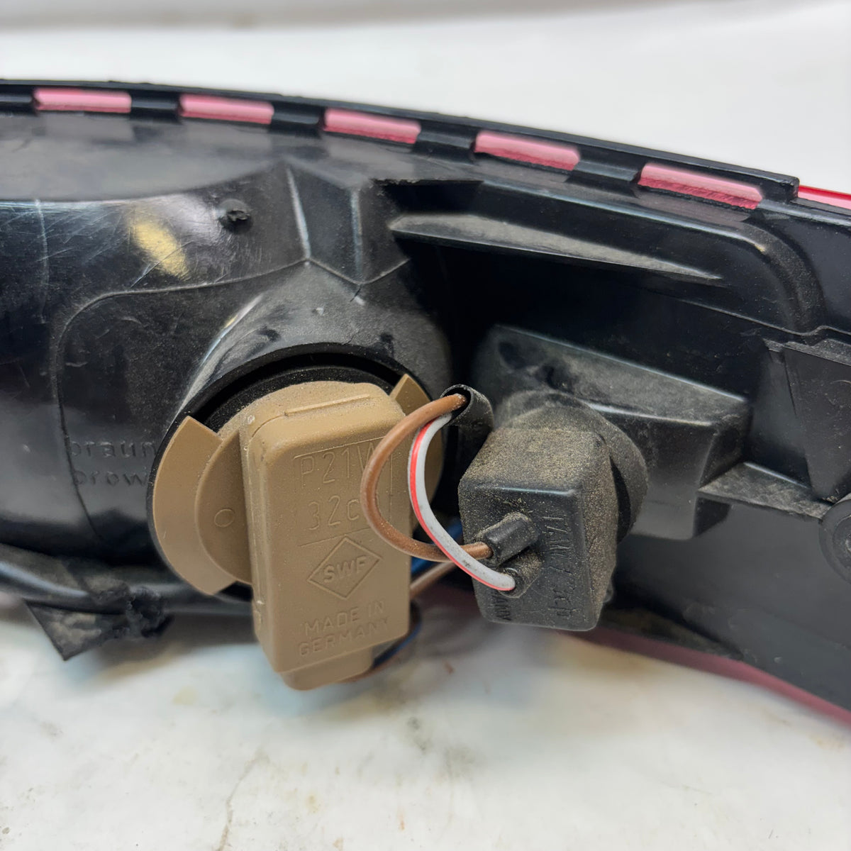 USED PORSCHE 911 TAIL LIGHT LEFT DRIVER 89-94 L90002522