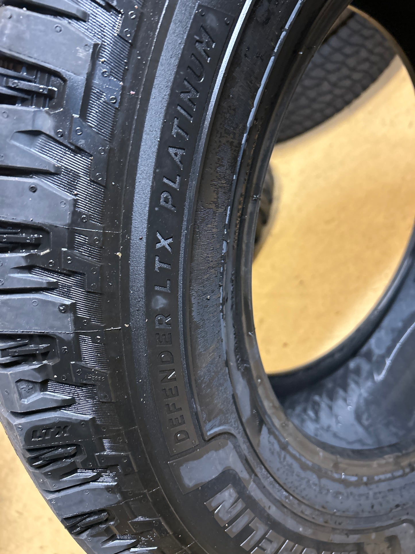 MICHELIN DEFENDER LTX PLATINUM BSW LT 295 65 20 129S 10PLY ALL SEASON TIRE 24424