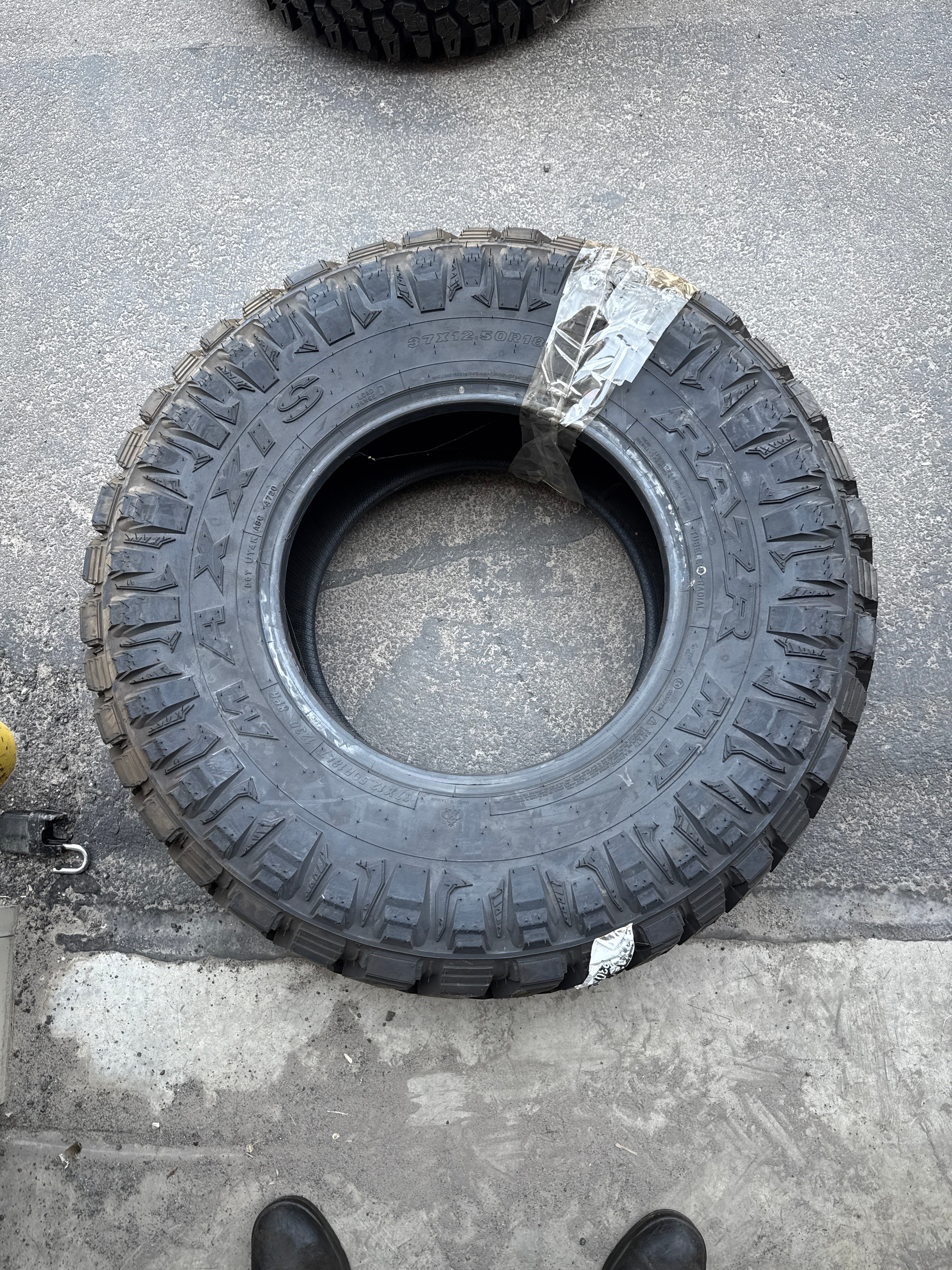 (KSL ONLY) 2 NOS MAXXIS RAZR M/T LT 37 12.5 18 123Q LRD 8PLY MUD TERRAIN TIRES TL00460100