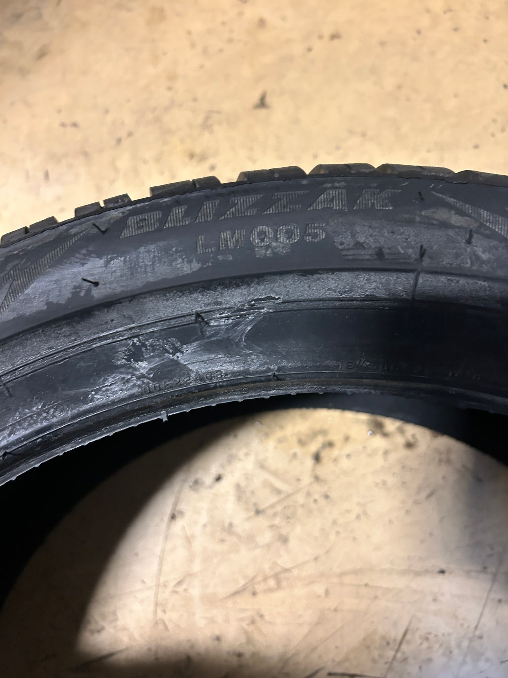 2 BRIDGESTONE BLIZZAK LM005 BSW P 225 40 18 92V XL WINTER TIRE 013779