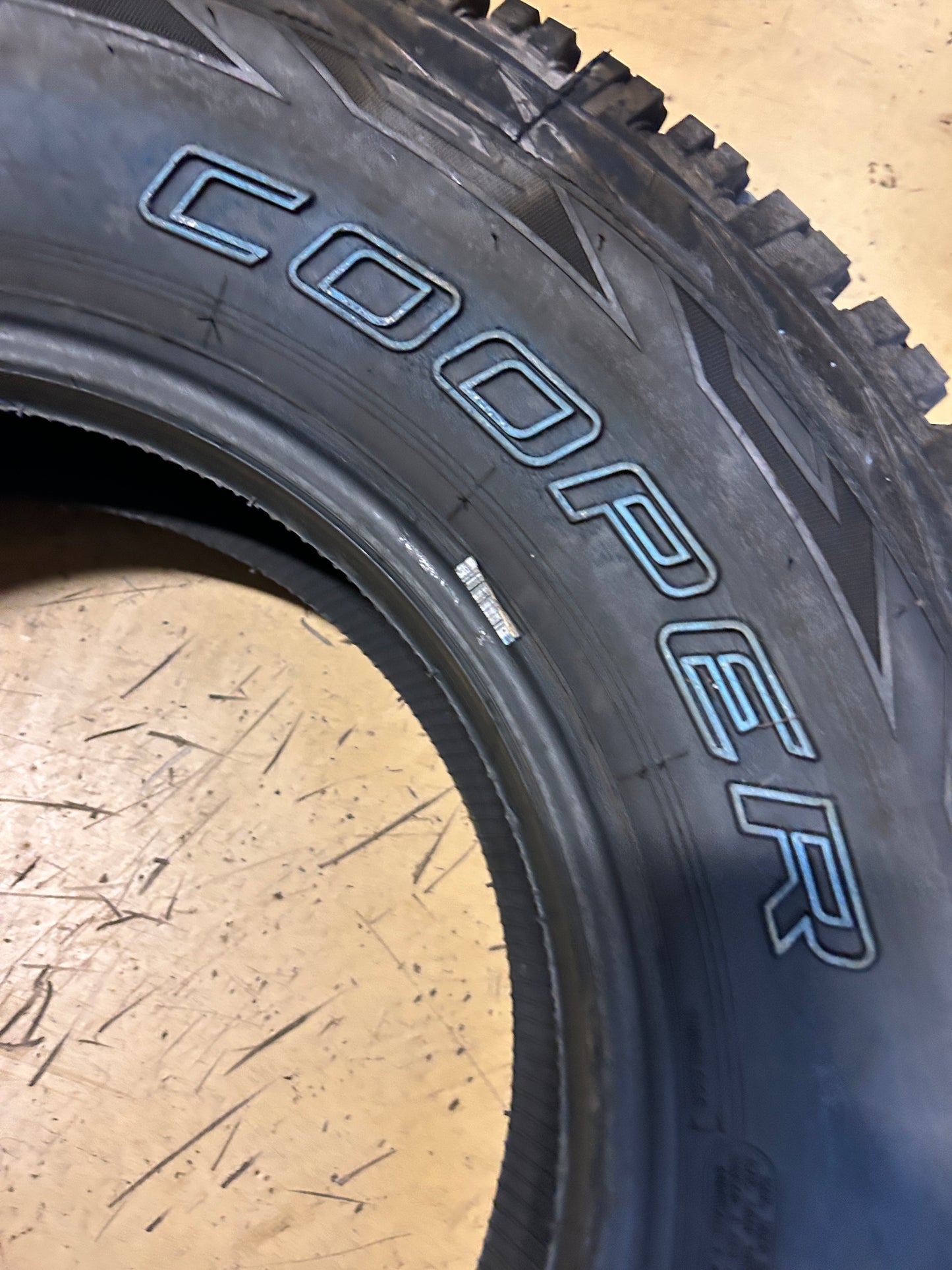 USED 16/32" COOPER DISCOVERER A/T3 OWL LT 265/70R17 112/109S 6PLY TIRE 170001001