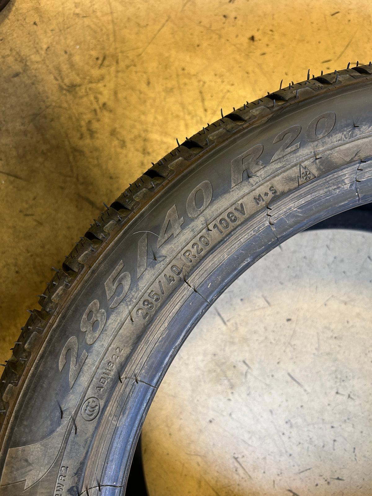 USED 9/32" PIRELLI SCORPION WINTER BSW P 285 40 20 108V XL WINTER TIRE 2378300