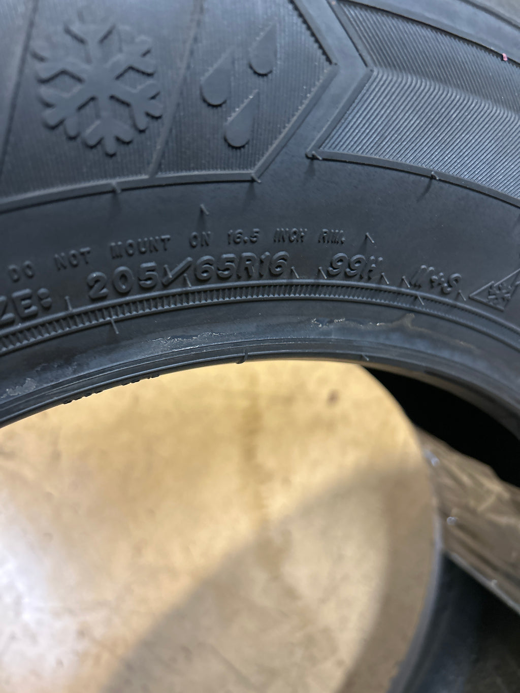 2 GOODYEAR WINTER COMMAND ULTRA BSW P205 65 16 99H XL WINTER TIRE 781020579
