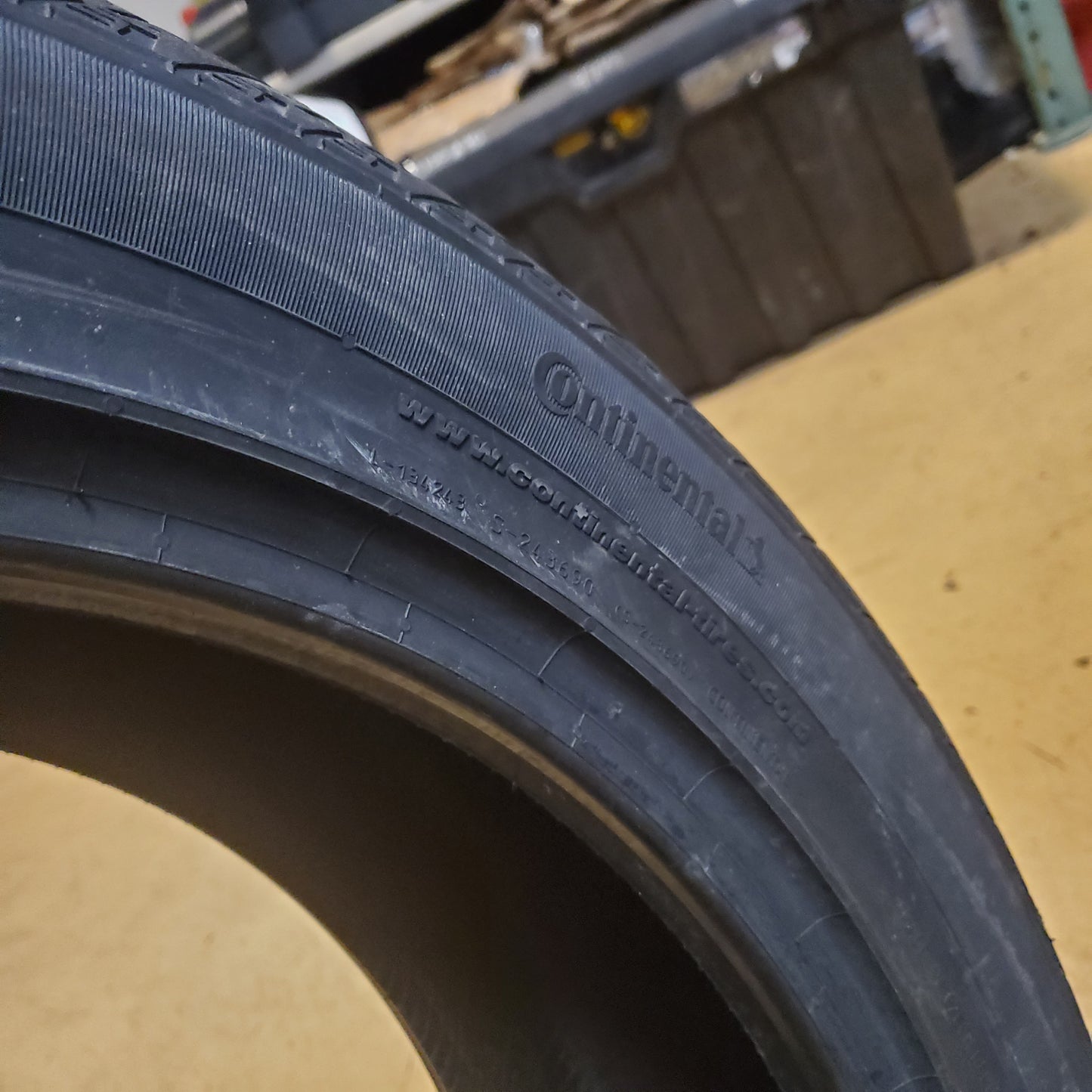2 CONTINENTAL CROSSCONTACT LX SPORT VOLVO P 255 45 20 105H XL TIRE 03596930000 (Copy)