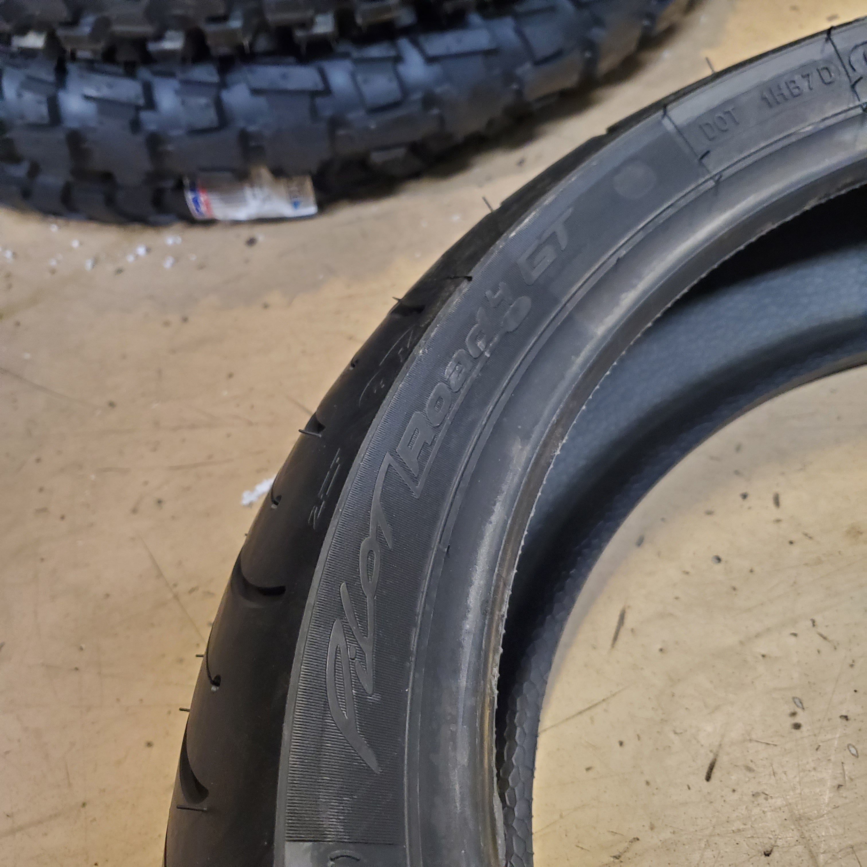 MICHELIN PILOT ROAD 4 GT 180 55 17 73W REAR MOTORCYCLE TIRE 48057