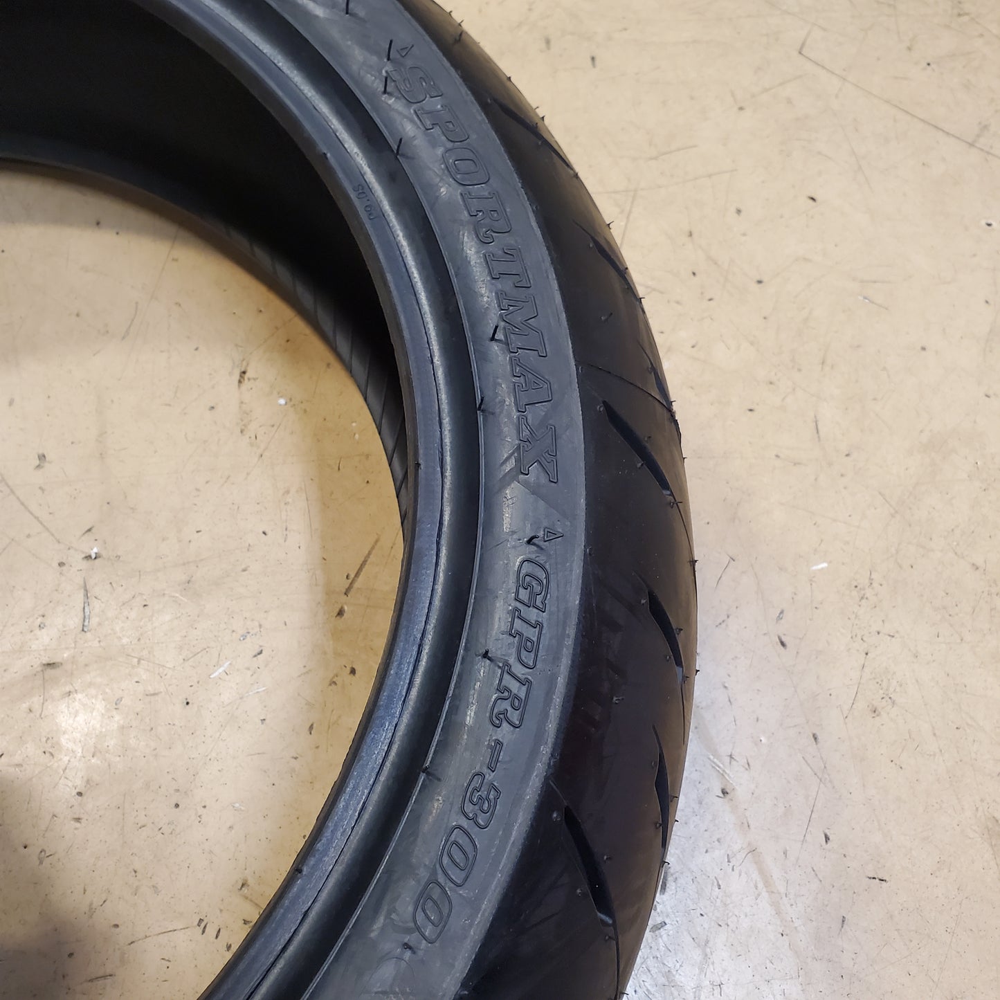DUNLOP SPORTMAX GPR-300 BSW P 180 55 17 73W REAR MOTORCYCLE TIRE 45067394