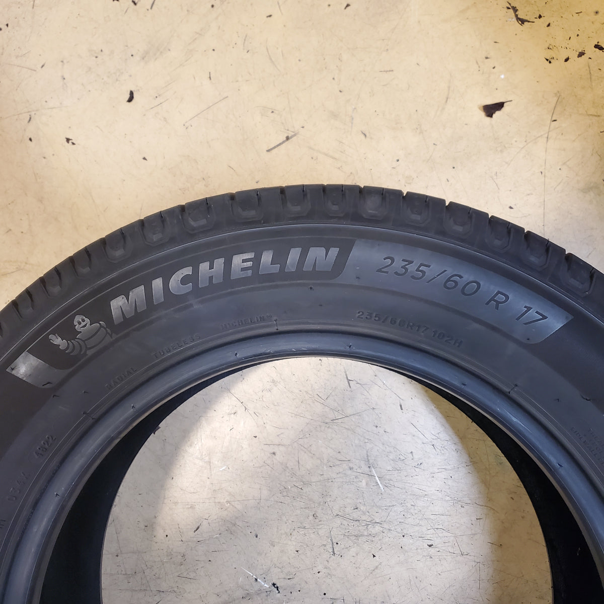 USED 9.5/32" MICHELIN DEFENDER 2 BSW SL 235 60 17 102H ALL SEASON TIRE 21087 1 PATCH