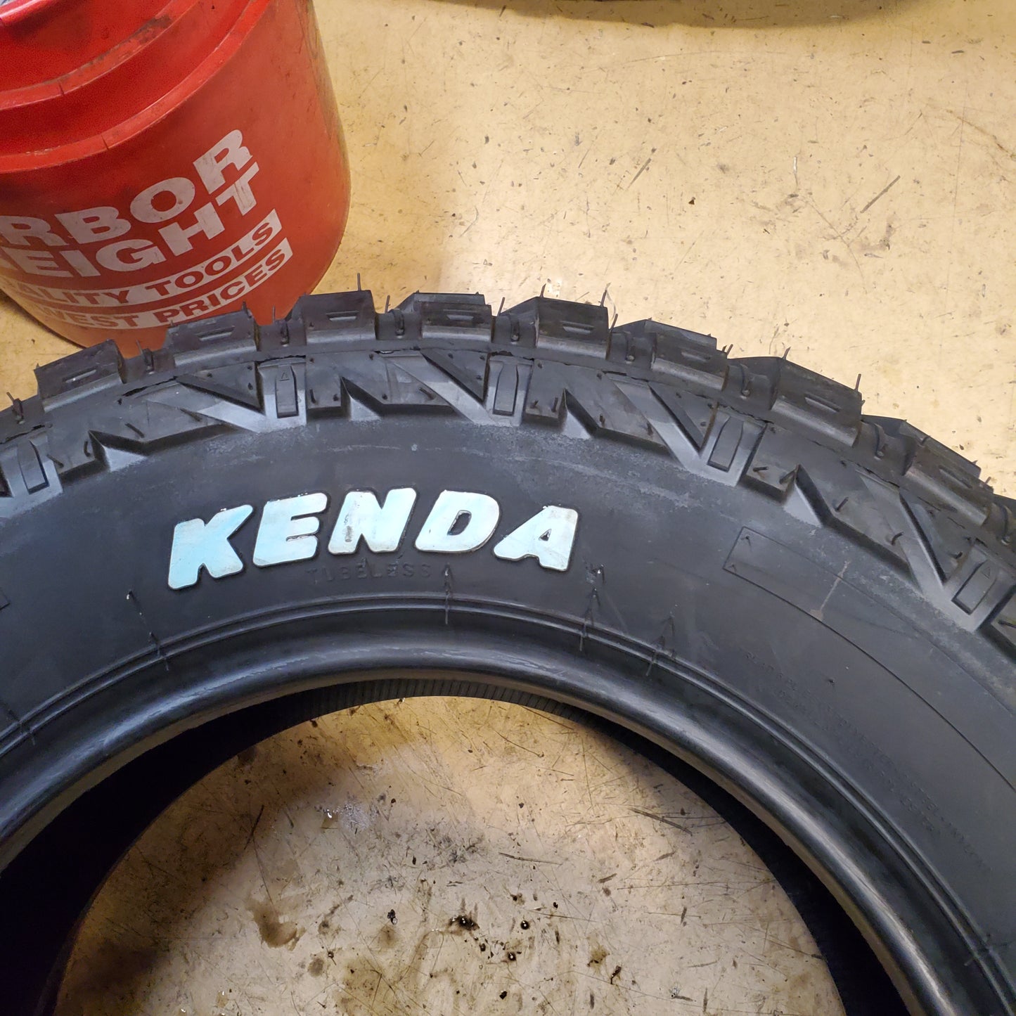 KENDA KLEVER M/T KR29 RWL LT 305 60 18 121/118Q MUD TRUCK TIRE 290035