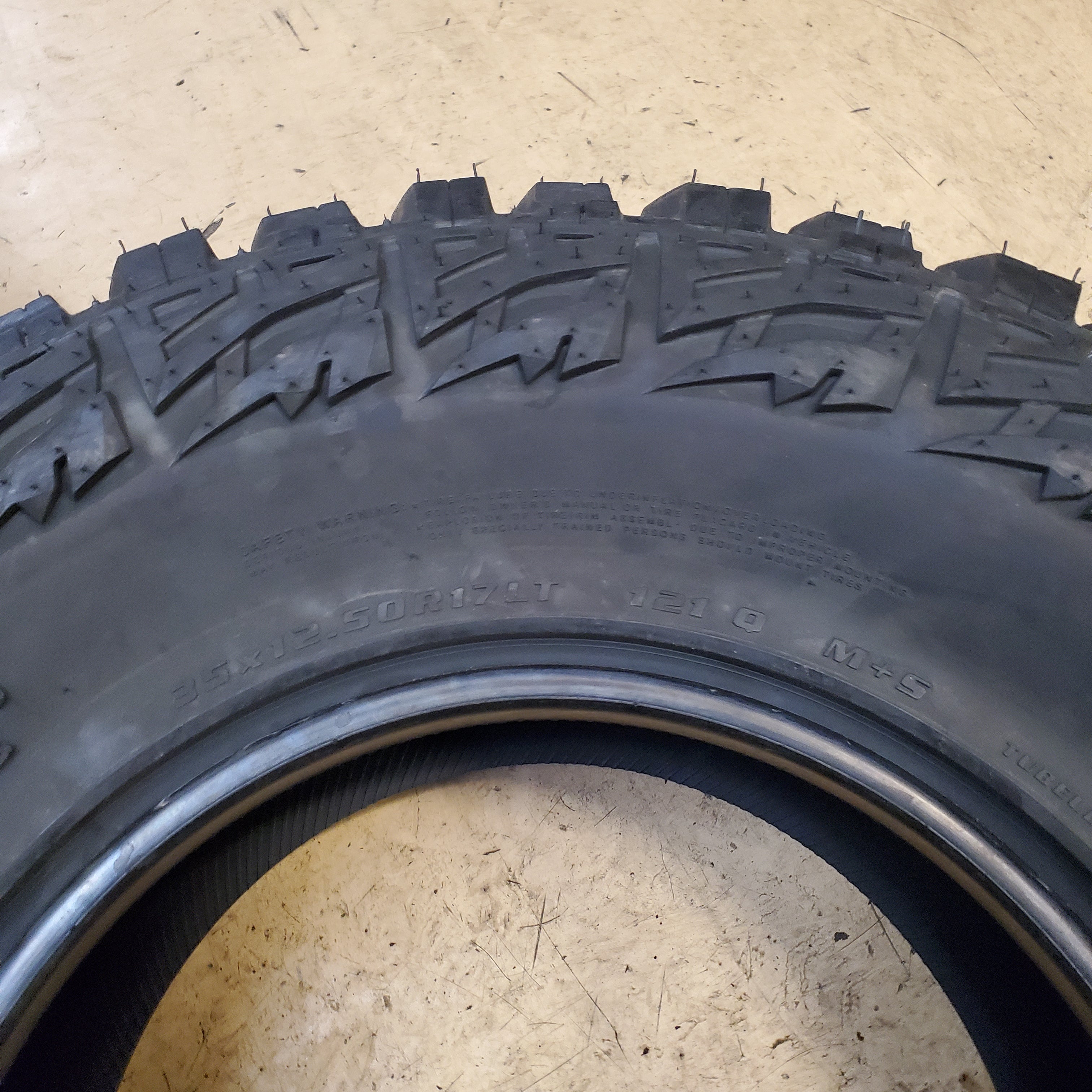 (TODO) KANATI MUD HOG M/T BSW LT 35 12.50 17 121Q MUD TRUCK TIRE L1735125E252