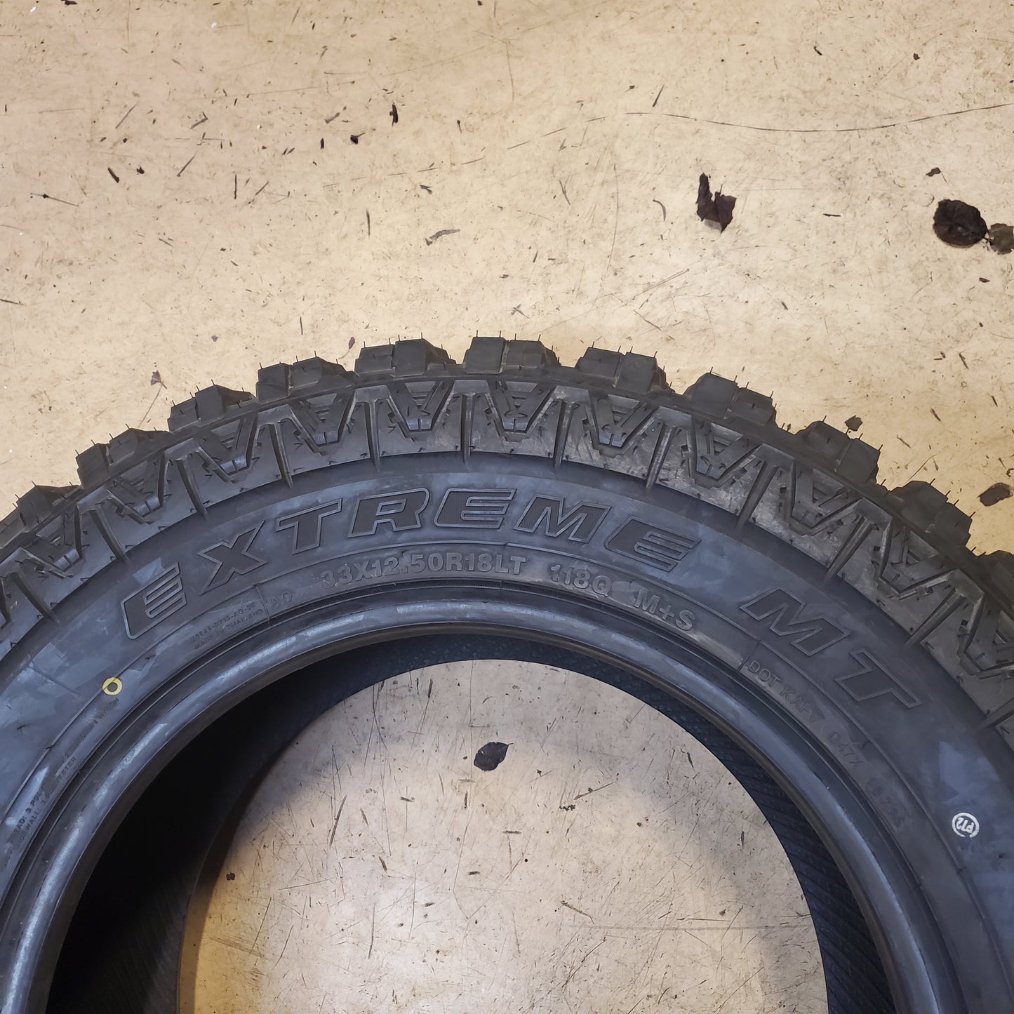 OLD STOCK MUD CLAW EXTREME M/T BSW LT 33 12.50 18 118Q MUD TRUCK TIRE MCX97