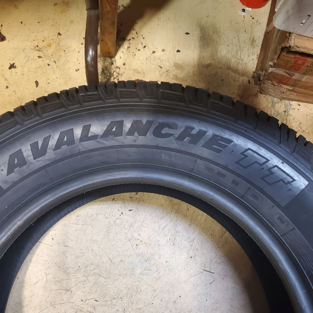 HERCULES AVALANCHE TT STUDDED LT 275 65 20 126/123R WINTER TIRE HERC0242027565E