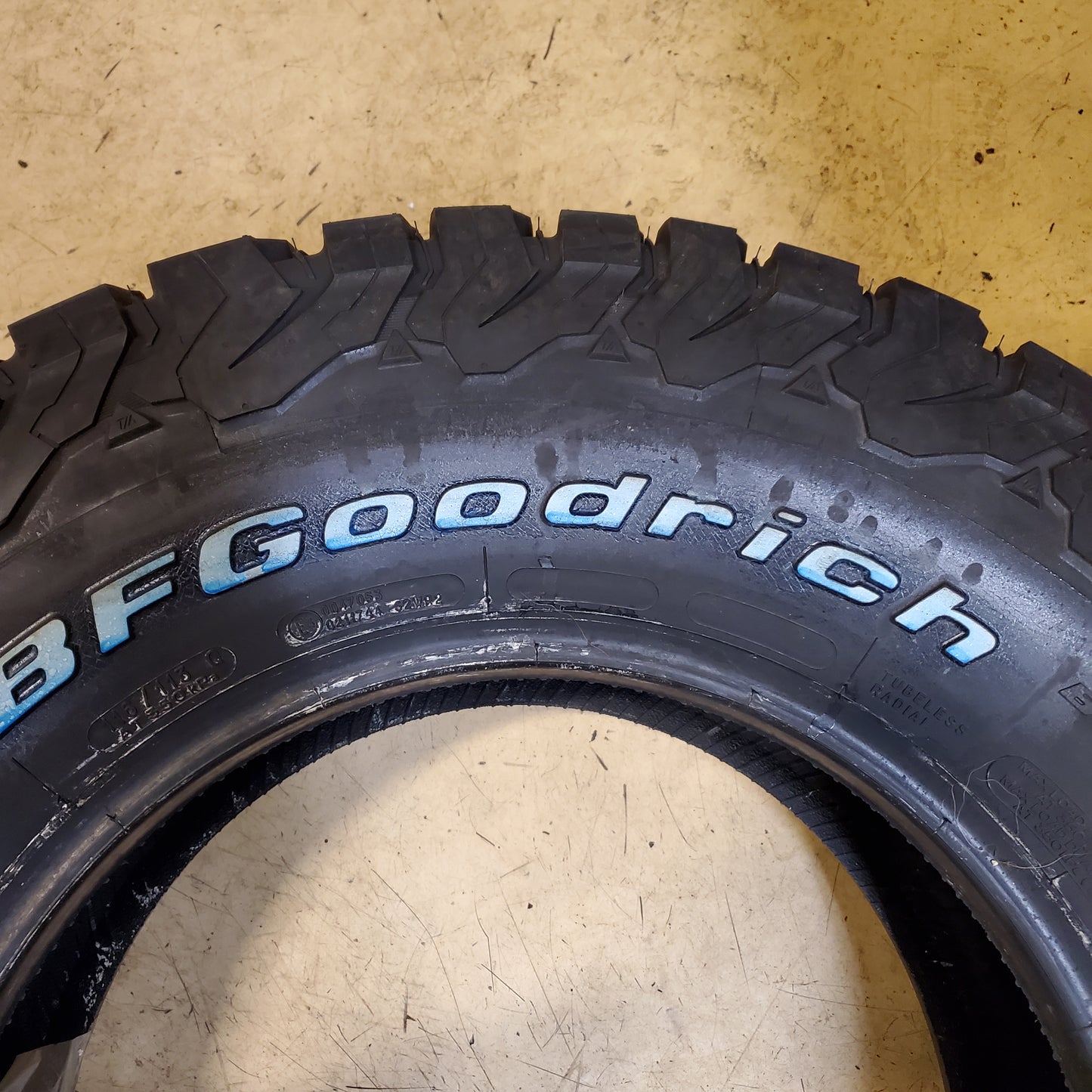 BFGOODRICH ALL TERRAIN T/A KO2 RWL LT 265 70 17 112/109S LRC 6 PLY TIRE 66255