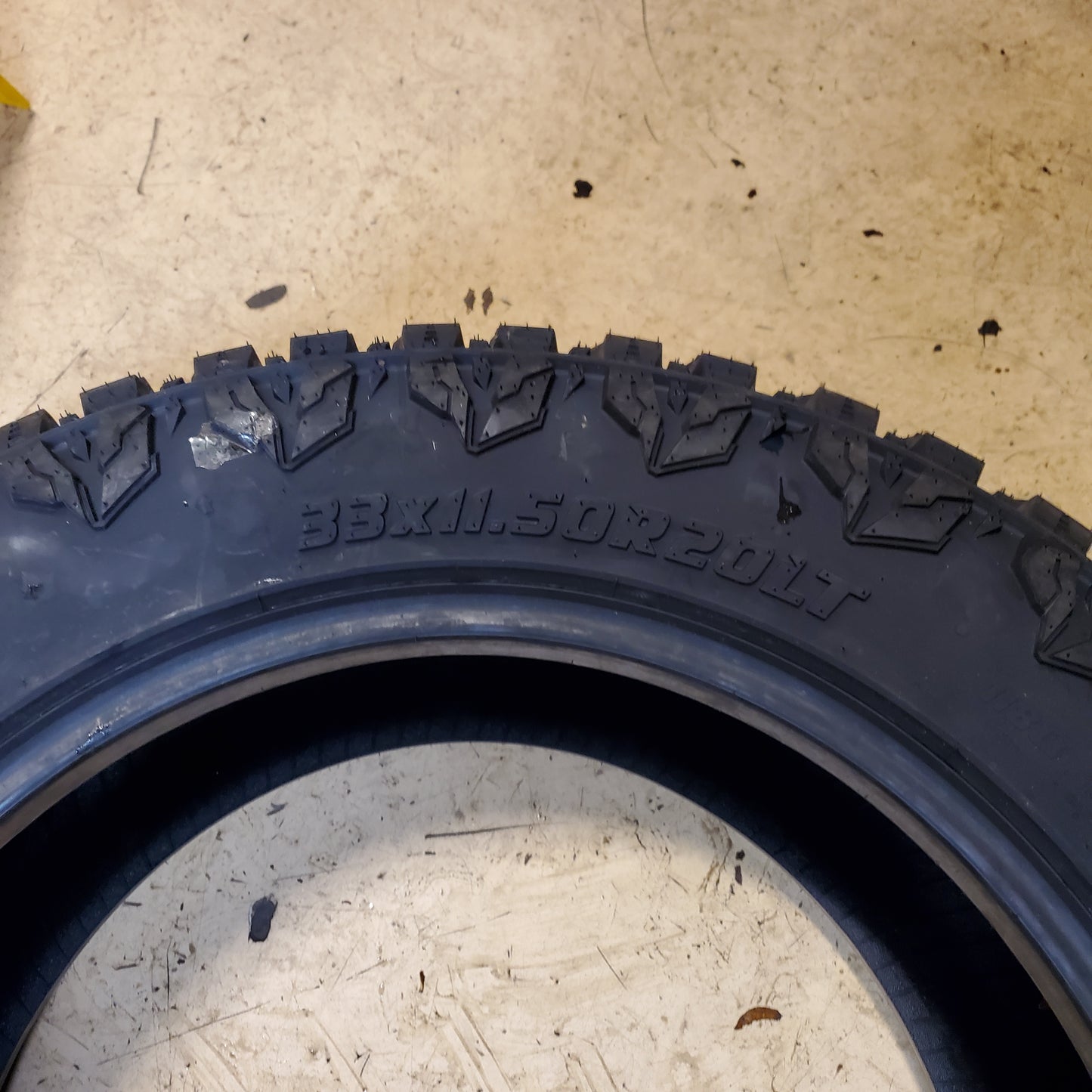 2 PATRIOT R/T BSW LT 33 11.5 20 118Q LRE 10PLY RUGGED TERRAIN TIRE PASYTH0112
