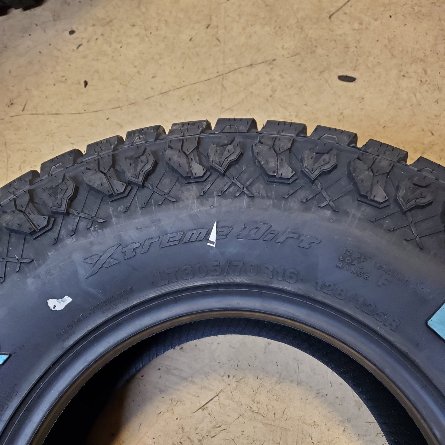 USED 15/32” VENOM POWER SWAMPTHING A/T RWL LT 305 70 16 128/125R LRF 12 PLY ALL TERRAIN TIRE TVPSWAT51