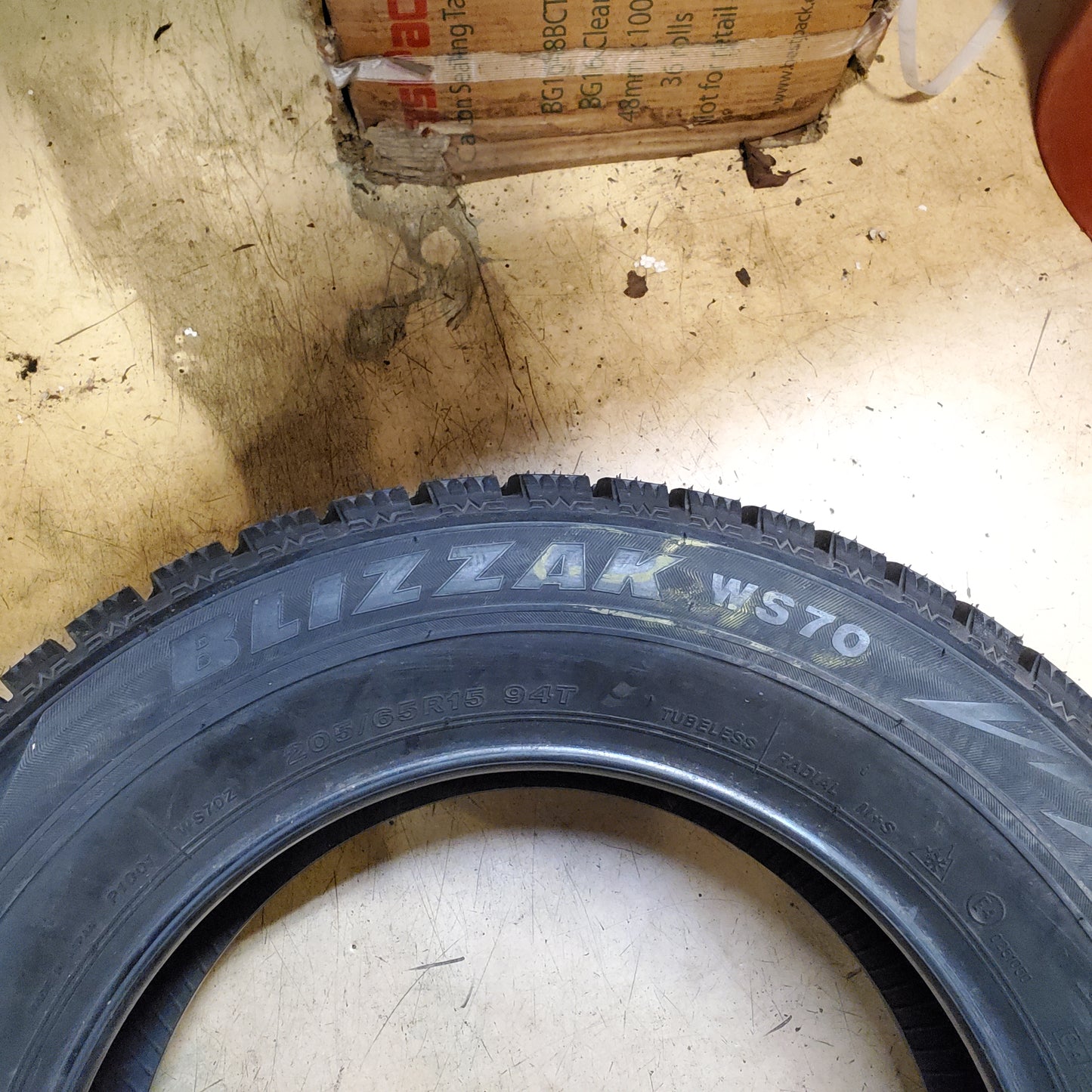 USED OLD STOCK 5/32" BRIDGESTONE BLIZZAK WS70 BSW P 205 65 15 94T WINTER TIRE 105851