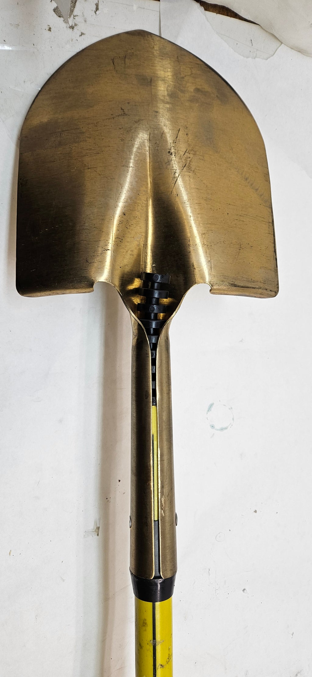 AMPCO SAFETY TOOLS ROUND POINT SHOVEL NON-SPARKING NON-MAGNETIC CORROSION RESISTANT LONG HANDLE S-81FG