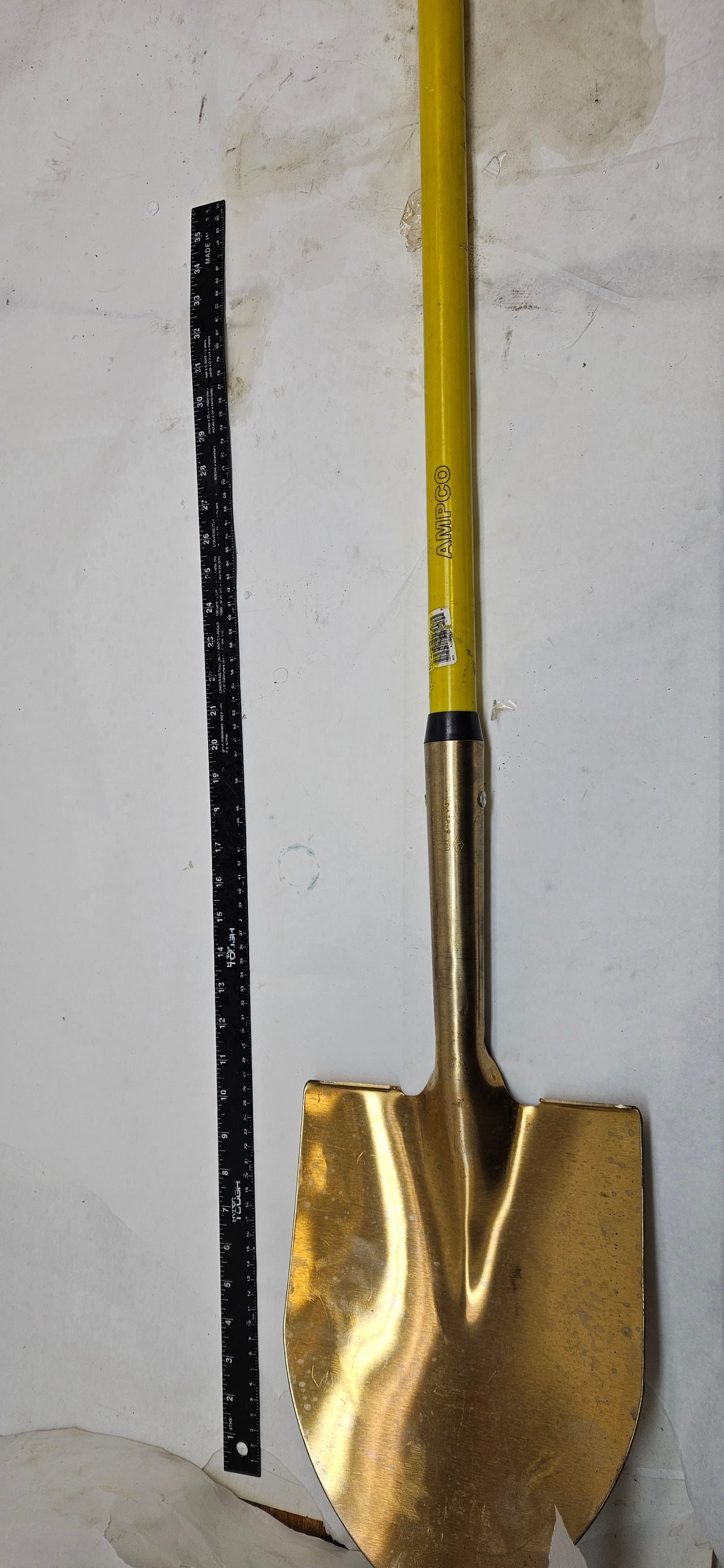 AMPCO SAFETY TOOLS ROUND POINT SHOVEL NON-SPARKING NON-MAGNETIC CORROSION RESISTANT LONG HANDLE S-81FG