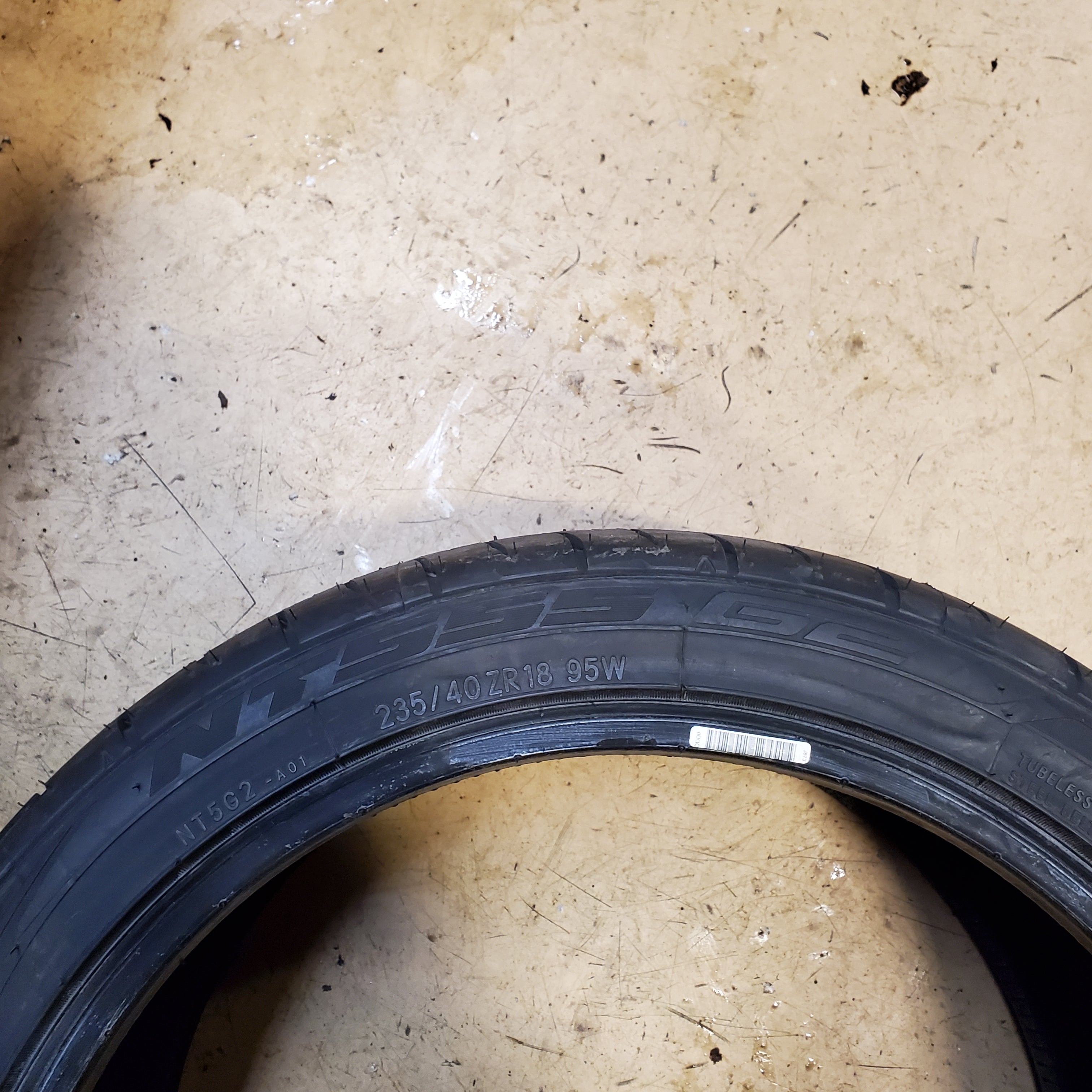 NITTO NT555 G2 BSW P 235 40 18 95W XL UHP TIRE 211410