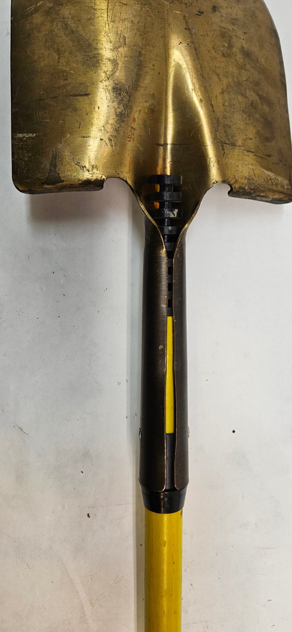 USED AMPCO SAFETY TOOLS ROUND POINT SHOVEL NON-SPARKING NON-MAGNETIC CORROSION RESISTANT LONG HANDLE S-81FG