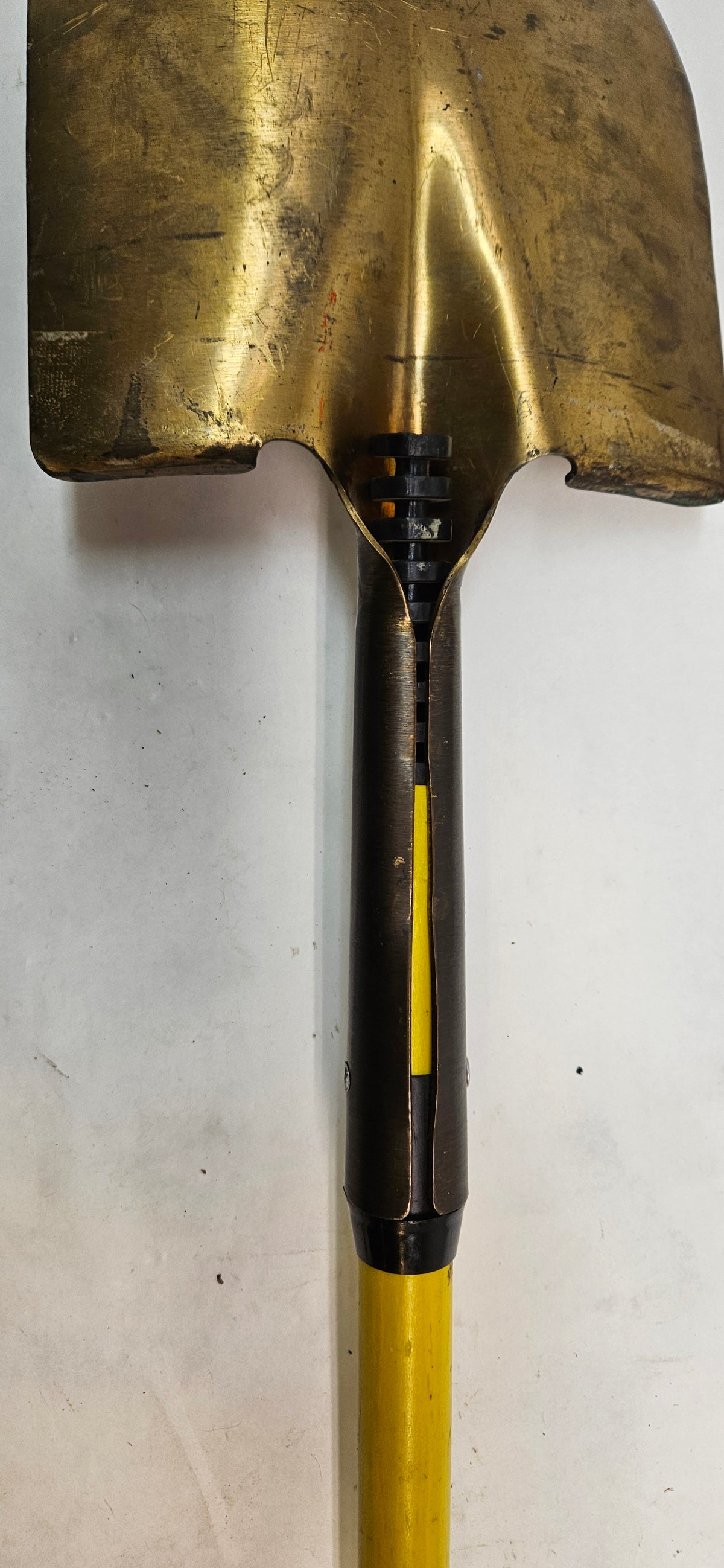 USED AMPCO SAFETY TOOLS ROUND POINT SHOVEL NON-SPARKING NON-MAGNETIC CORROSION RESISTANT LONG HANDLE S-81FG