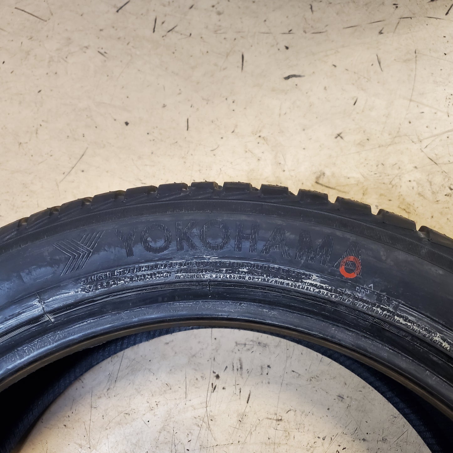 YOKOHAMA BLUEARTH WINTER V905 BSW P 255 45 20 105V WINTER TIRE 110190653