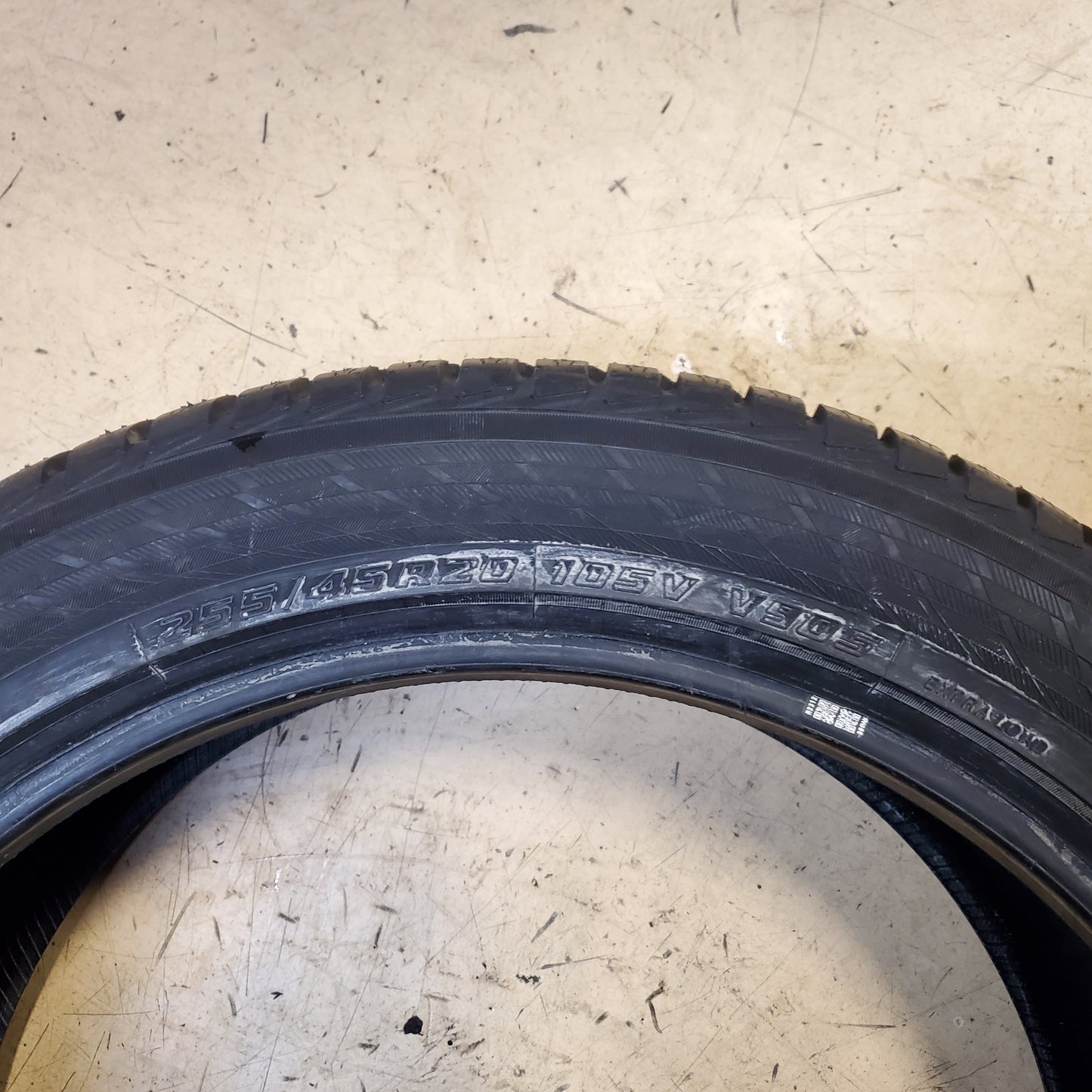 YOKOHAMA BLUEARTH WINTER V905 BSW P 255 45 20 105V WINTER TIRE 110190653