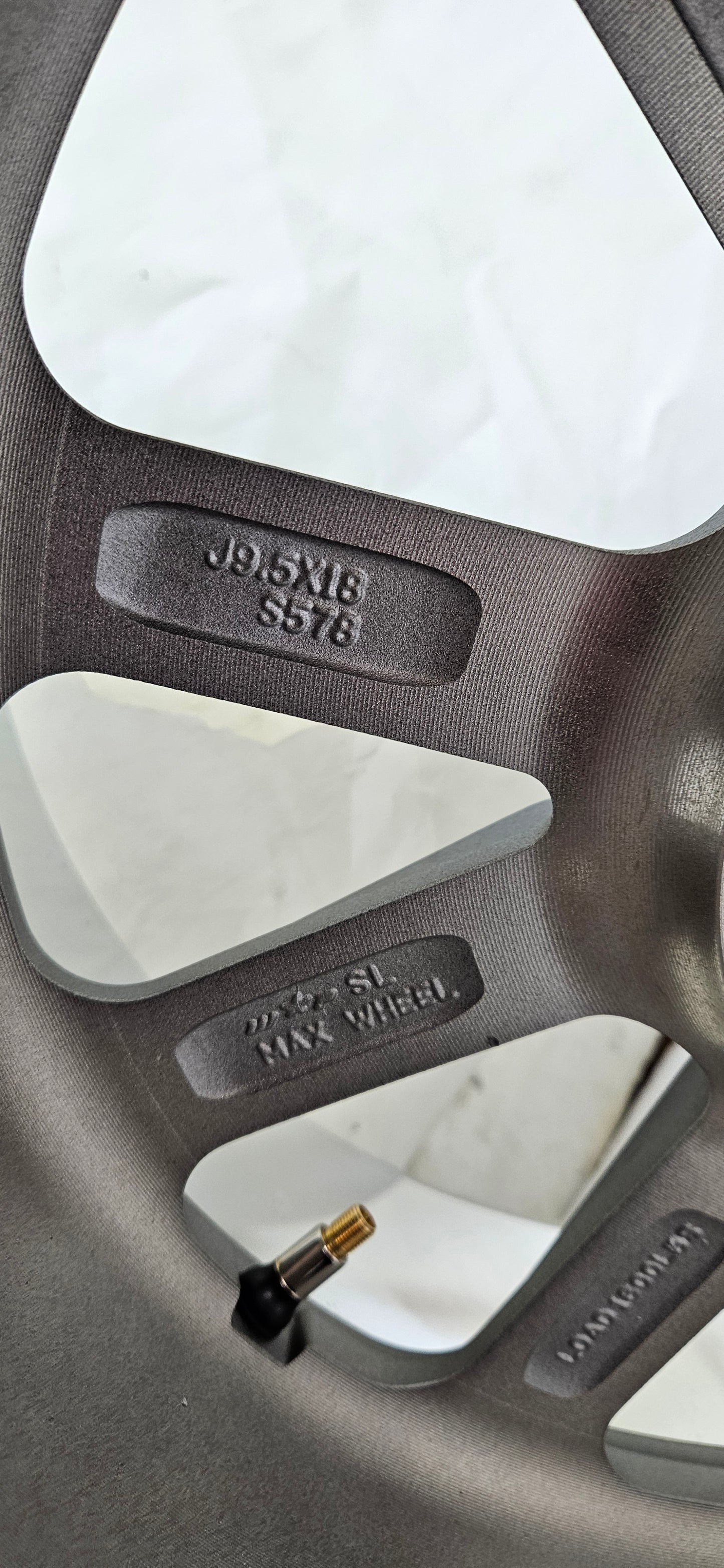 US MAGS U110 RAMBLER CHROME PLATED 18X9.5 SIZE 5X114.3 BOLT PATTERN 5.29 BACKSPACE U11018956552