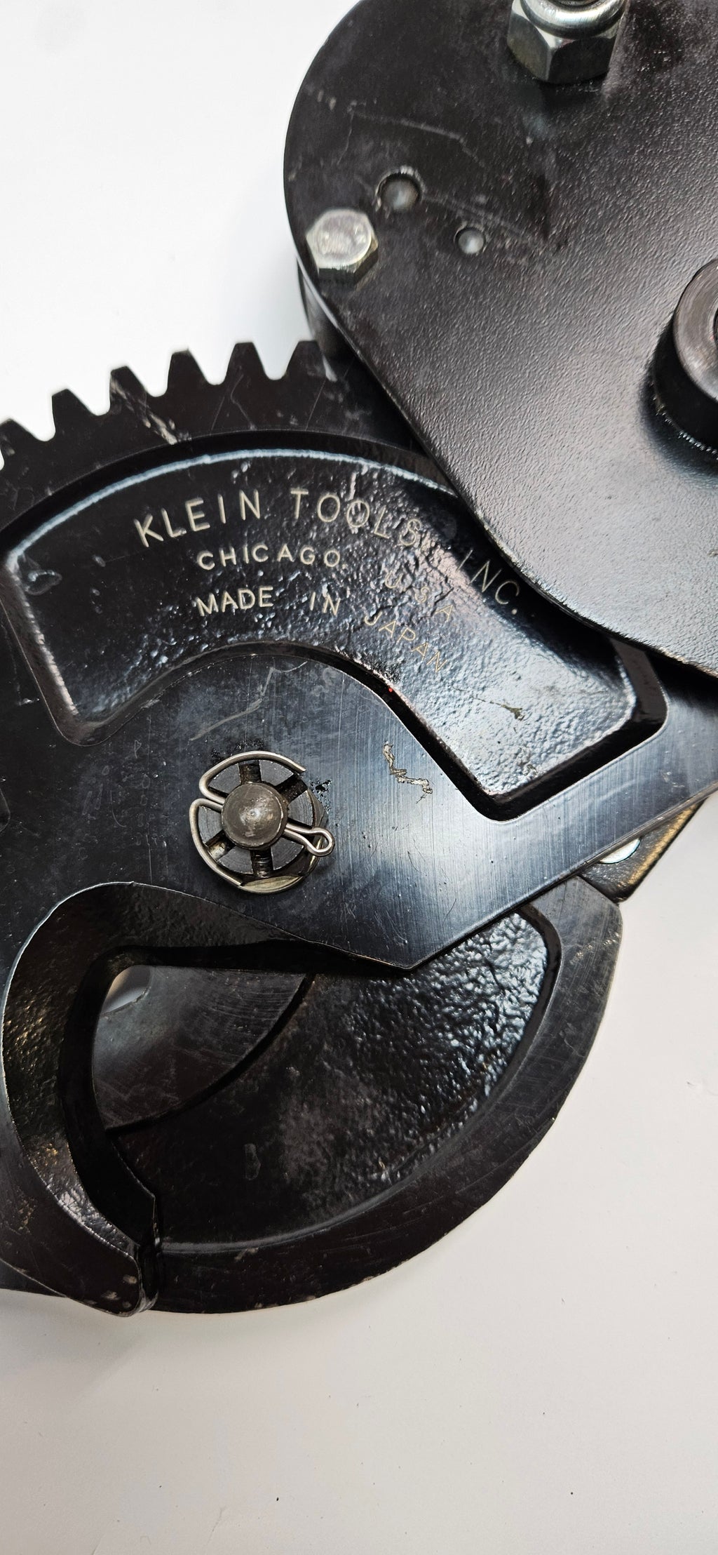 KLEIN TOOLS 63700 HEAVY DUTY RATCHETING CABLE CUTTER, CUTS STEEL AND ACSR, 36" LONG (ITEM B)
