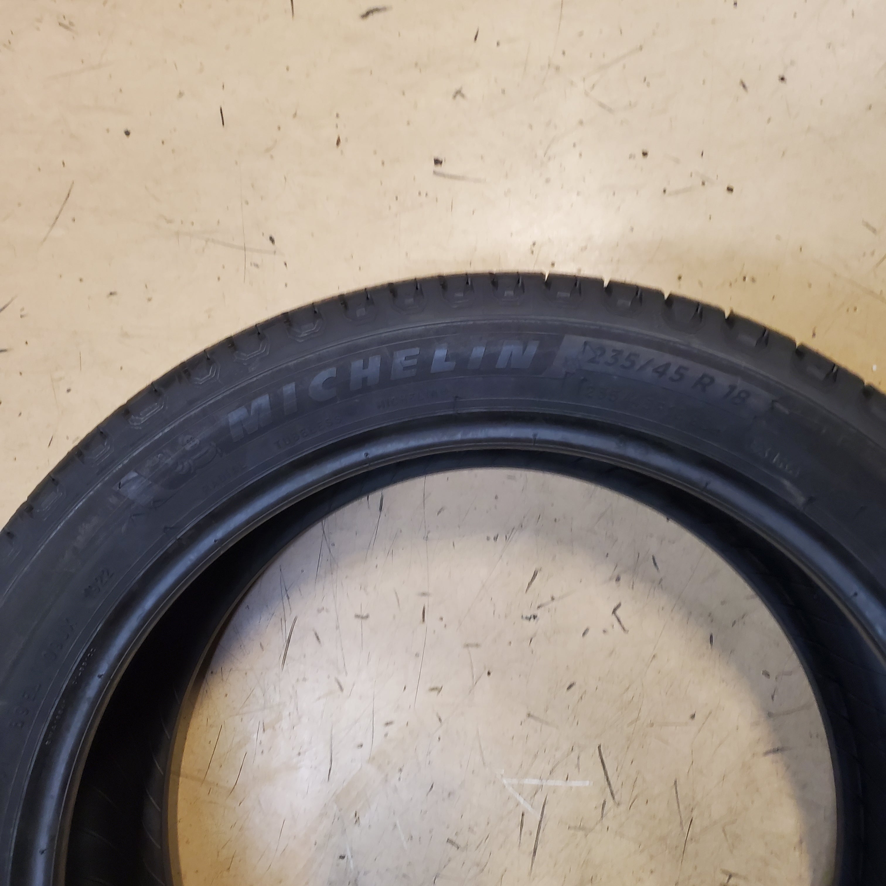 USED 10/32" MICHELIN DEFENDER 2 BSW P 235 45 18 98H XL TOURING TIRE 25781