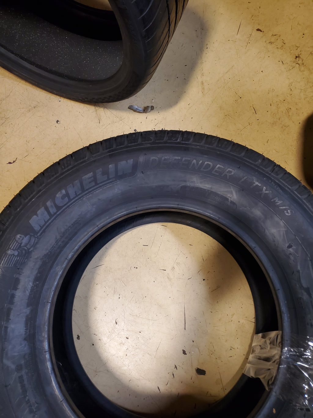 OLD STOCK MICHELIN DEFENDER LTX M/S BSW LT 285 65 18 125/122R HIGHWAY TIRE 63733