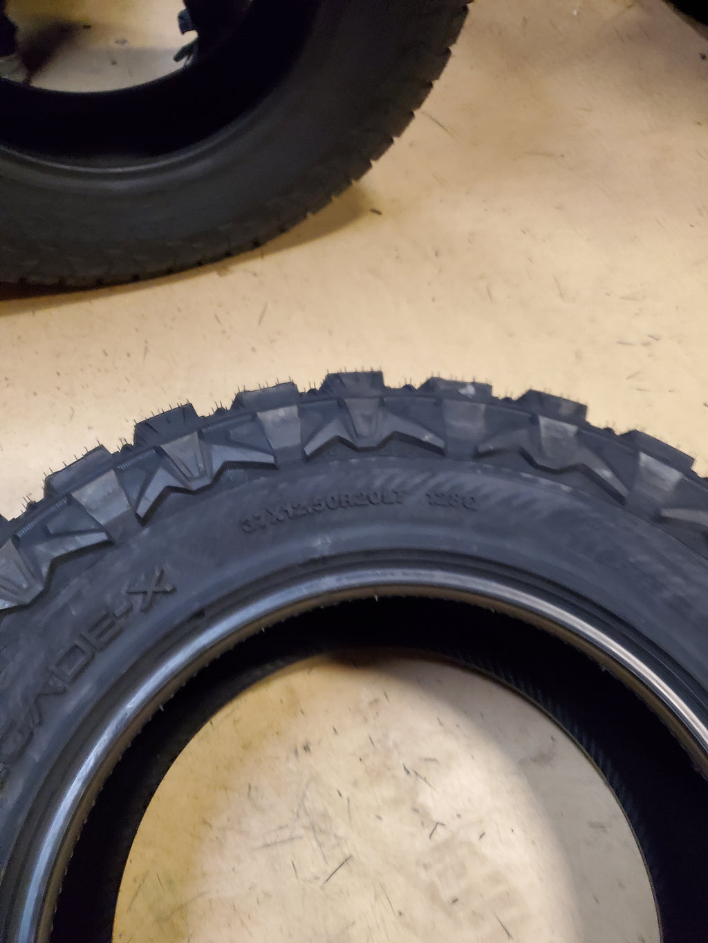 RADAR RENEGADE-X BSW LT 37 12.50 20 128Q 12 PLY MUD TIRE RACSTH0085