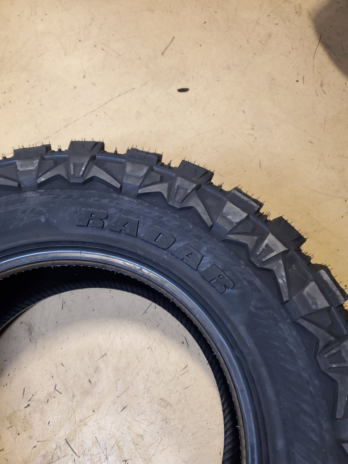 RADAR RENEGADE-X BSW LT 37 12.50 20 128Q 12 PLY MUD TIRE RACSTH0085