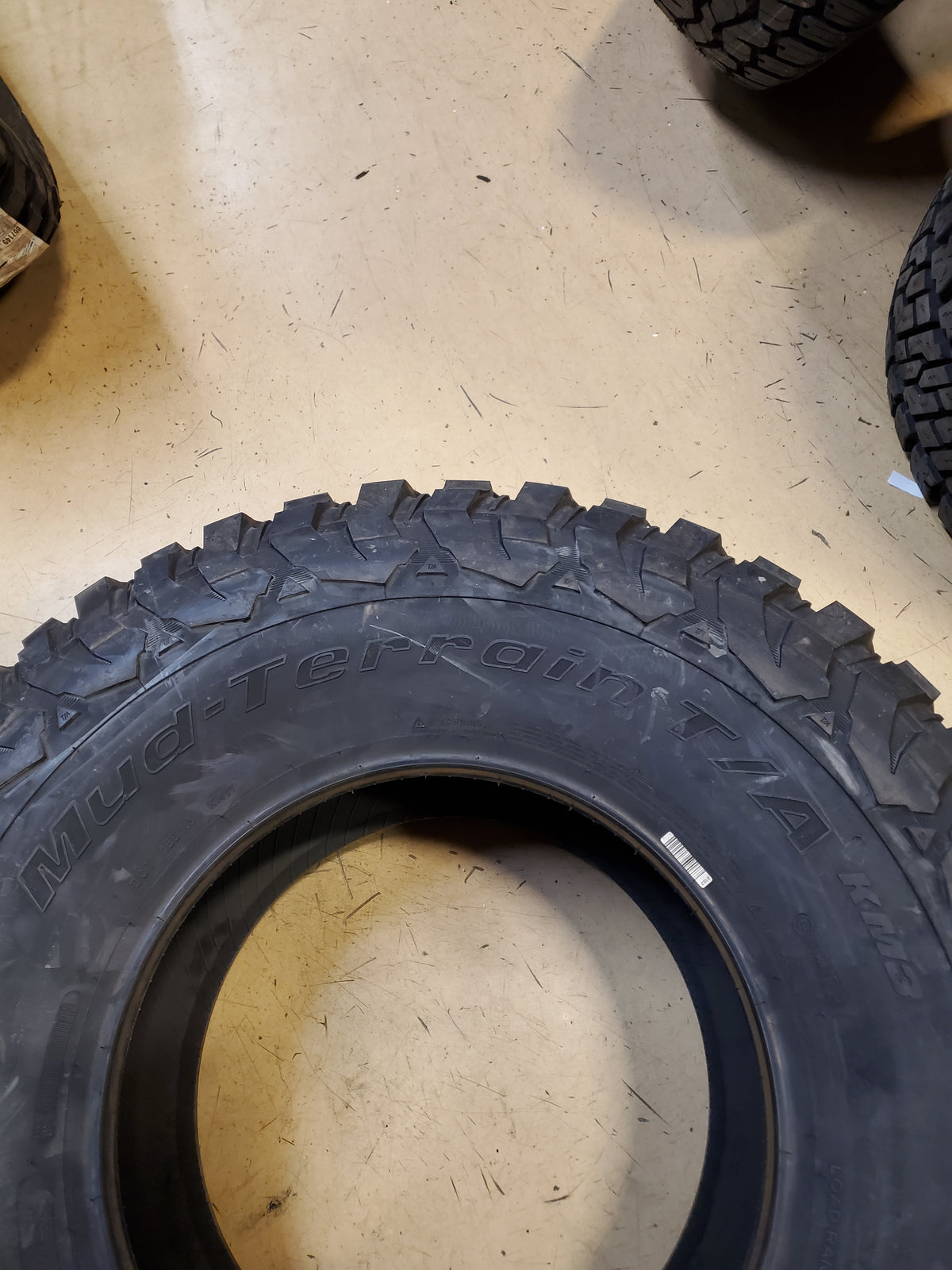 BFGOODRICH MUD TERRAIN T/A KM3 BSW LT  37 13.50 17 121Q 10 PLY MUD TIRE 79851