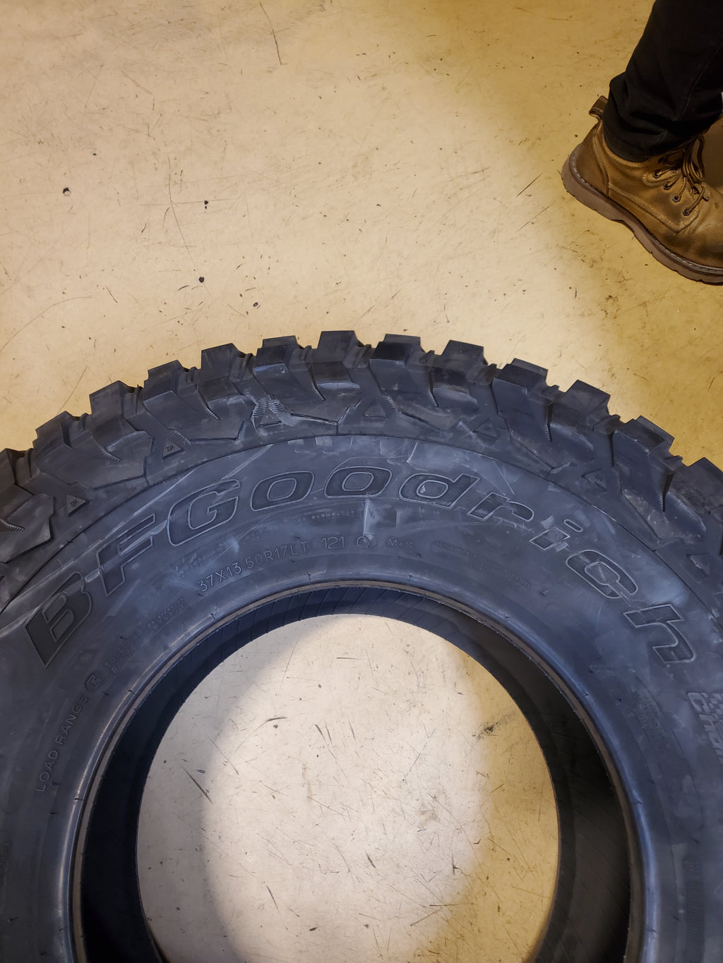 BFGOODRICH MUD TERRAIN T/A KM3 BSW LT  37 13.50 17 121Q 10 PLY MUD TIRE 79851