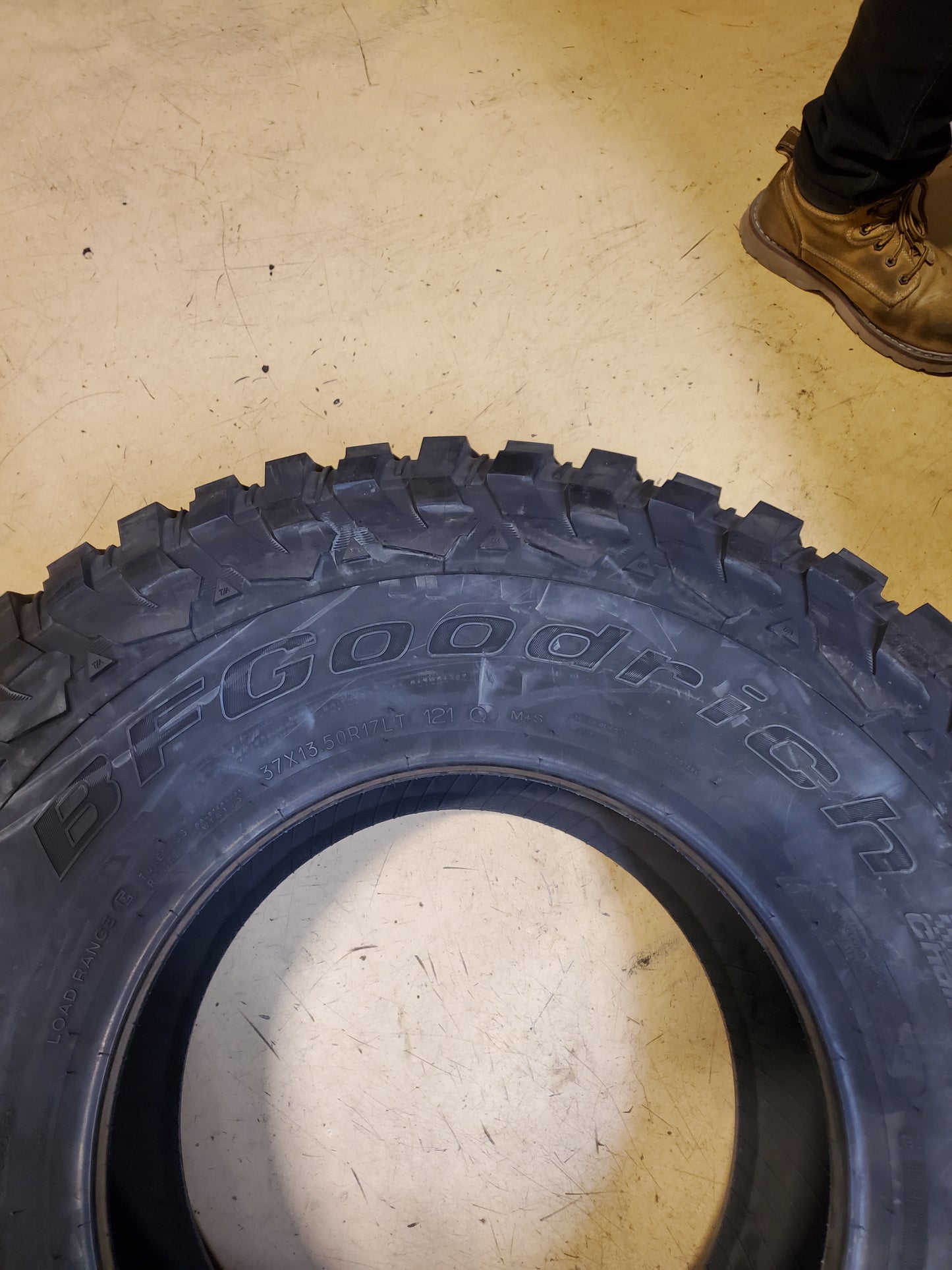 BFGOODRICH MUD TERRAIN T/A KM3 BSW LT  37 13.50 17 121Q 10 PLY MUD TIRE 79851