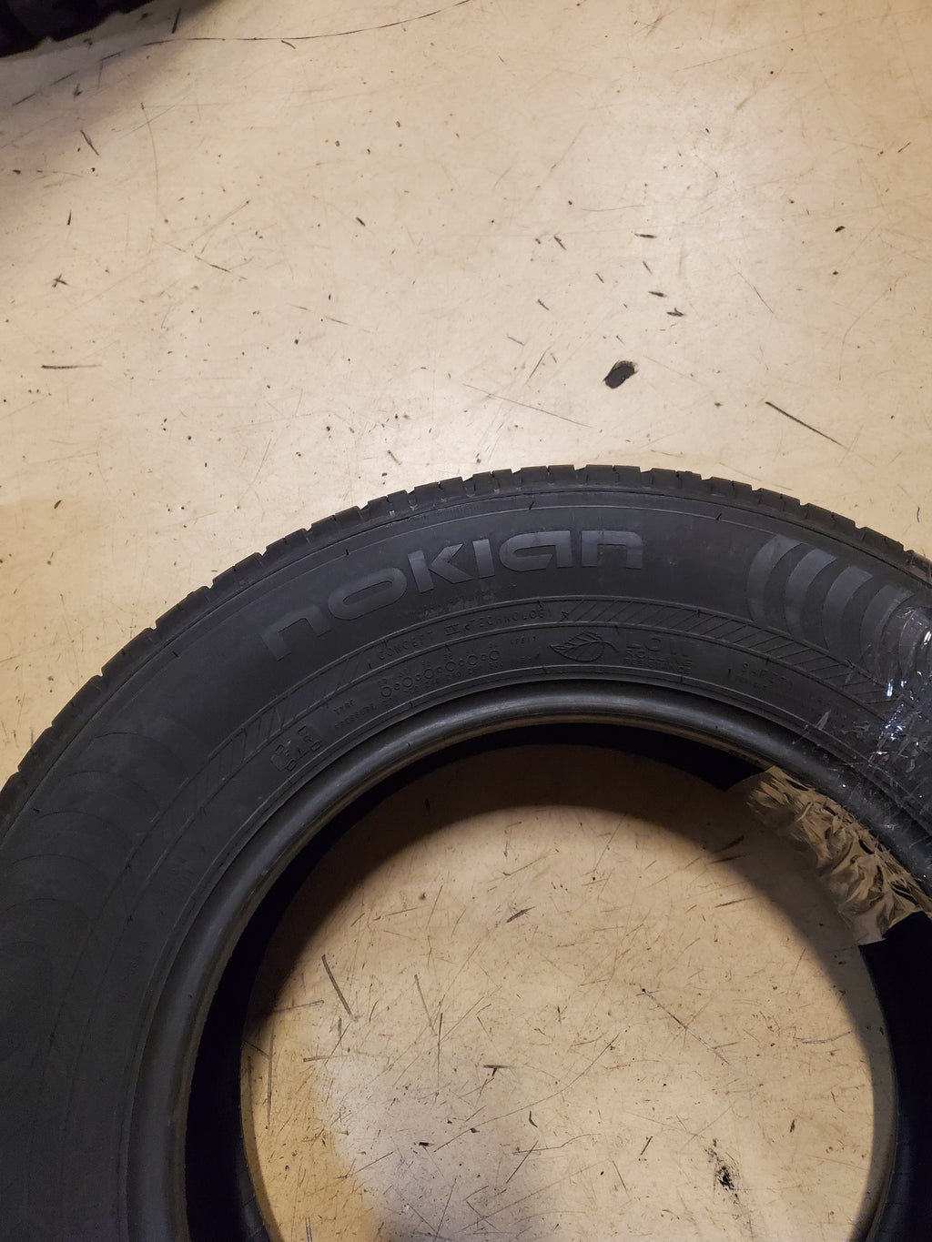 NOS NOKIAN ENTYRE BSW P 205 65 15 99H XL ALL SEASON TIRE T427911