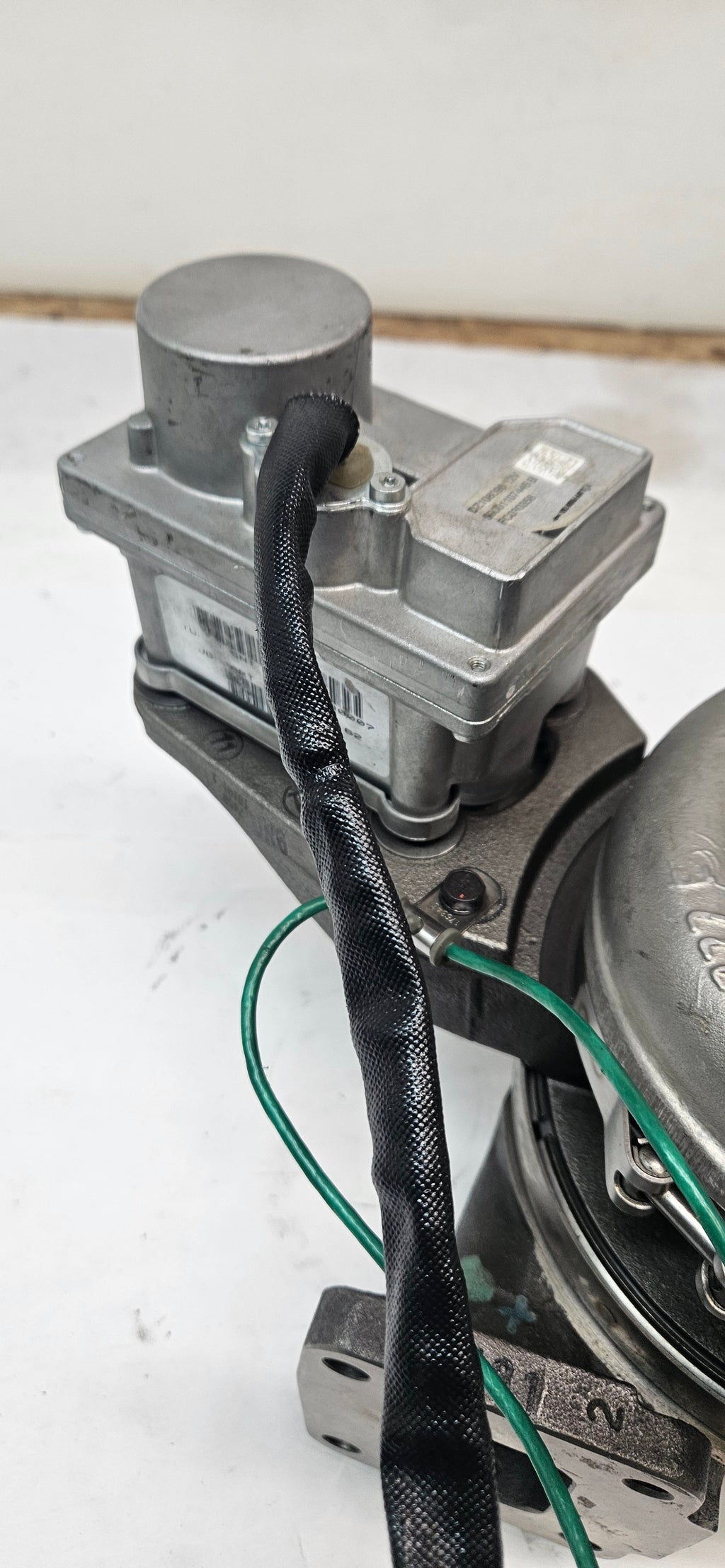 DZ108168 GENUINE JOHN DEERE S200 TURBOCHARGER 24 VOLTS WITH ACTUATOR