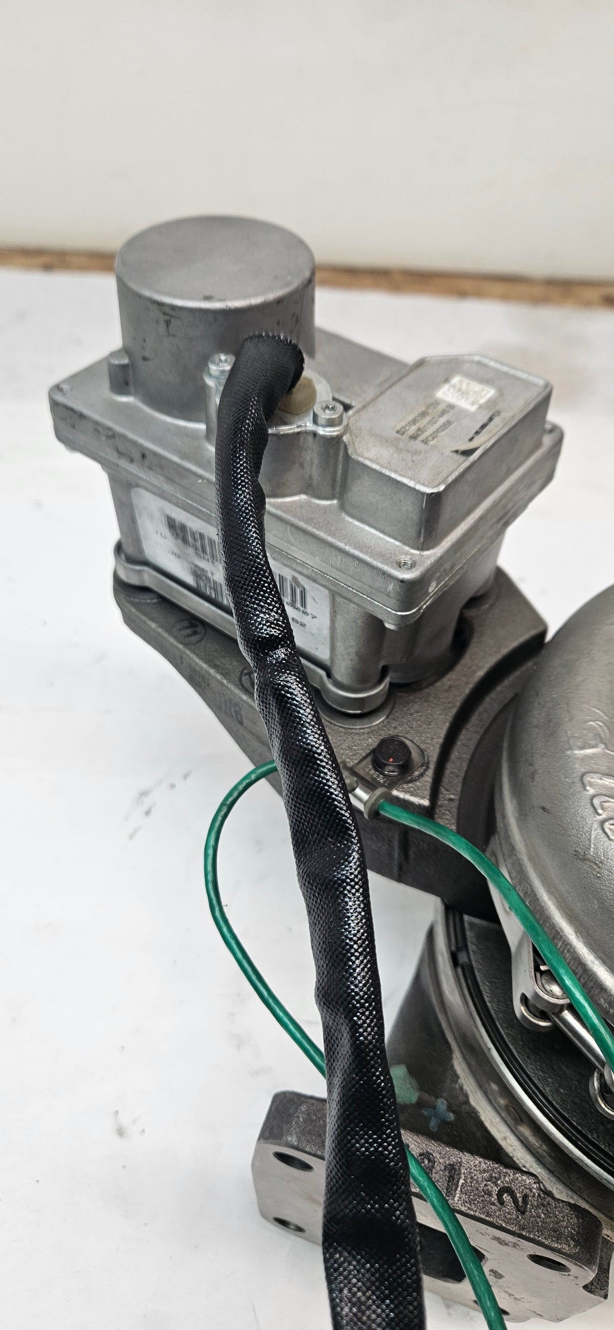 DZ108168 GENUINE JOHN DEERE S200 TURBOCHARGER 24 VOLTS WITH ACTUATOR