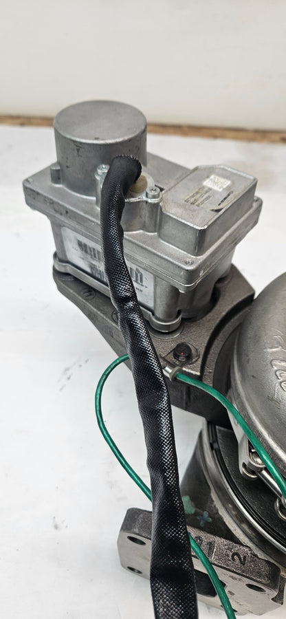 DZ108168 GENUINE JOHN DEERE S200 TURBOCHARGER 24 VOLTS WITH ACTUATOR
