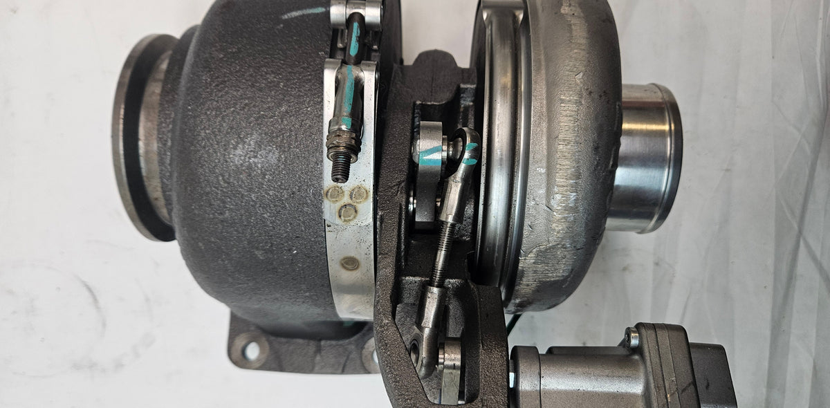 DZ108168 GENUINE JOHN DEERE S200 TURBOCHARGER 24 VOLTS WITH ACTUATOR