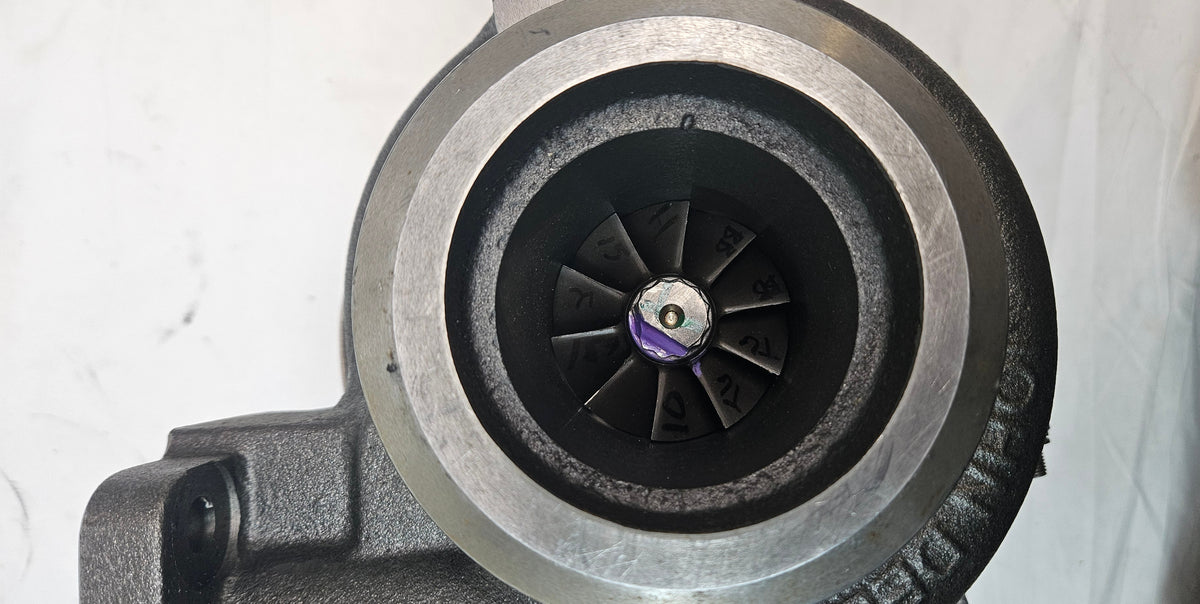 DZ108168 GENUINE JOHN DEERE S200 TURBOCHARGER 24 VOLTS WITH ACTUATOR