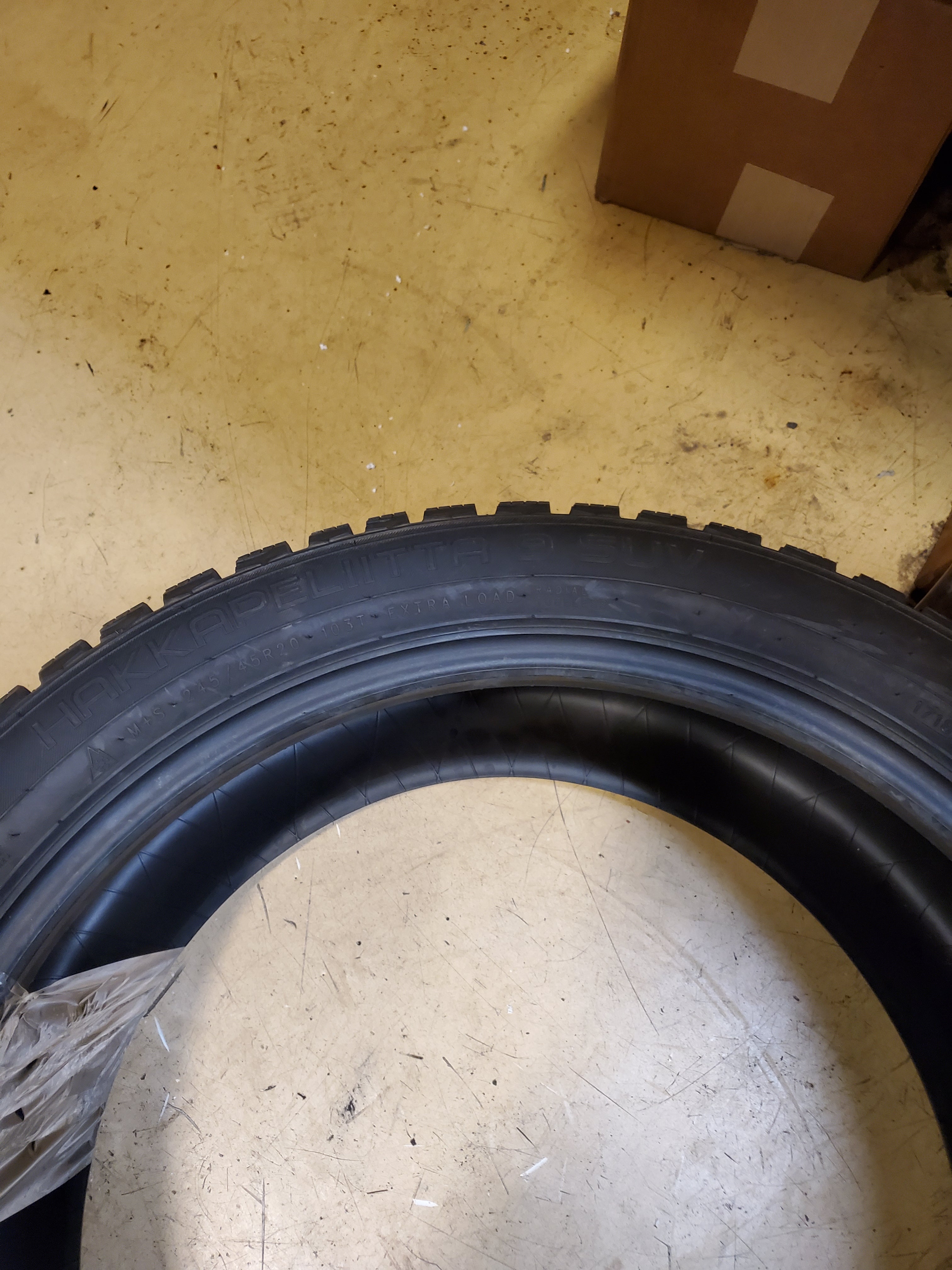 NOS NOKIAN HAKKAPELIITTA 9 SUV STUDDED BSW P 245 45 20 103T WINTER TIRE TS32343