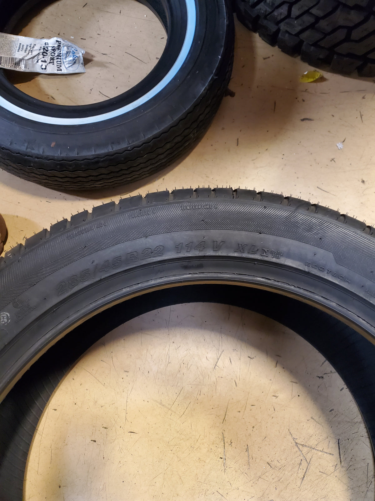 2 NOS ACHILLES DESERT HAWK UHP BSW P 285 45 22 114V XL UHP  TIRE MAG284522